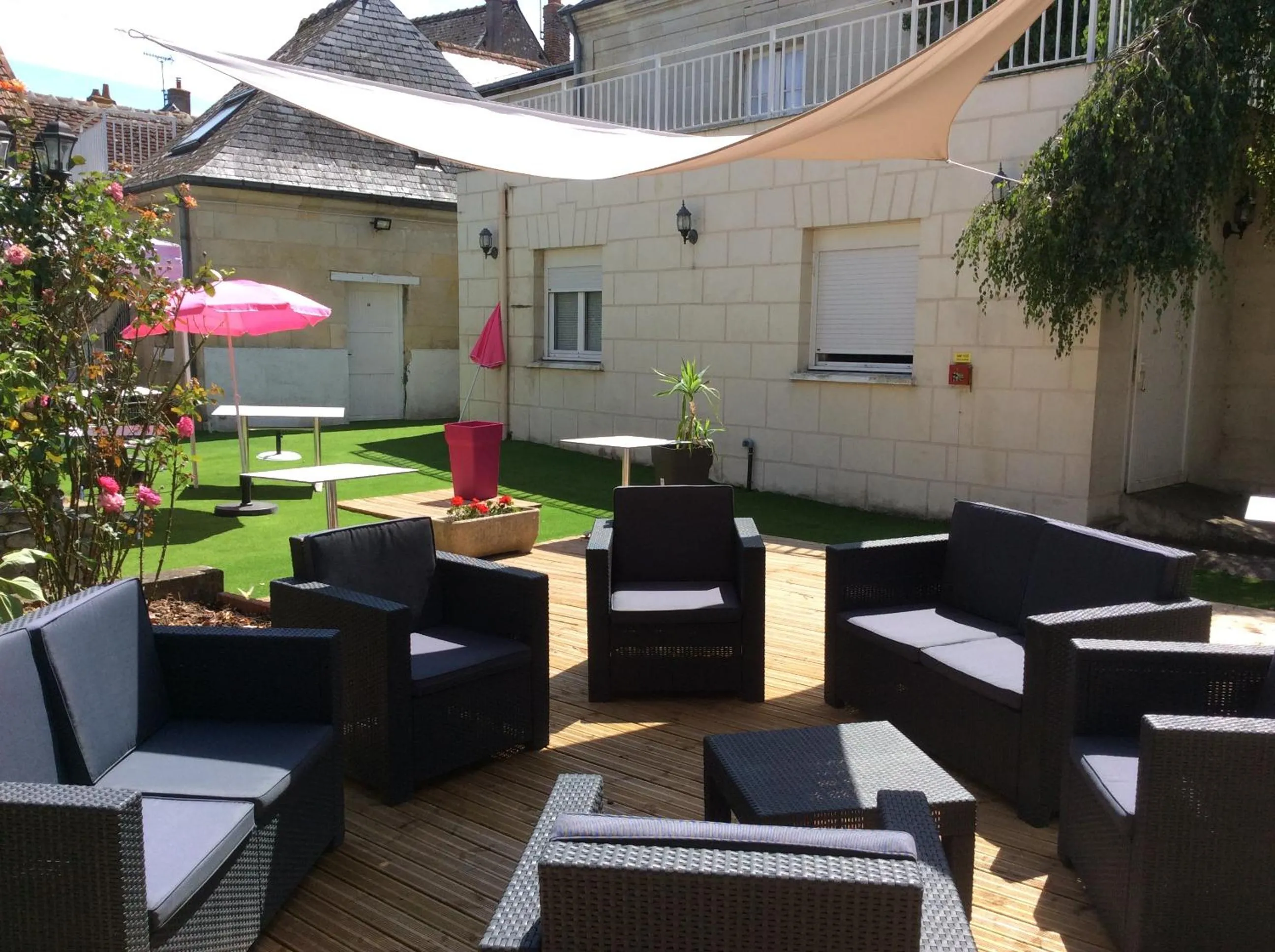 Patio in The Originals City, Hôtel Le Cheval Rouge, Tours Ouest
