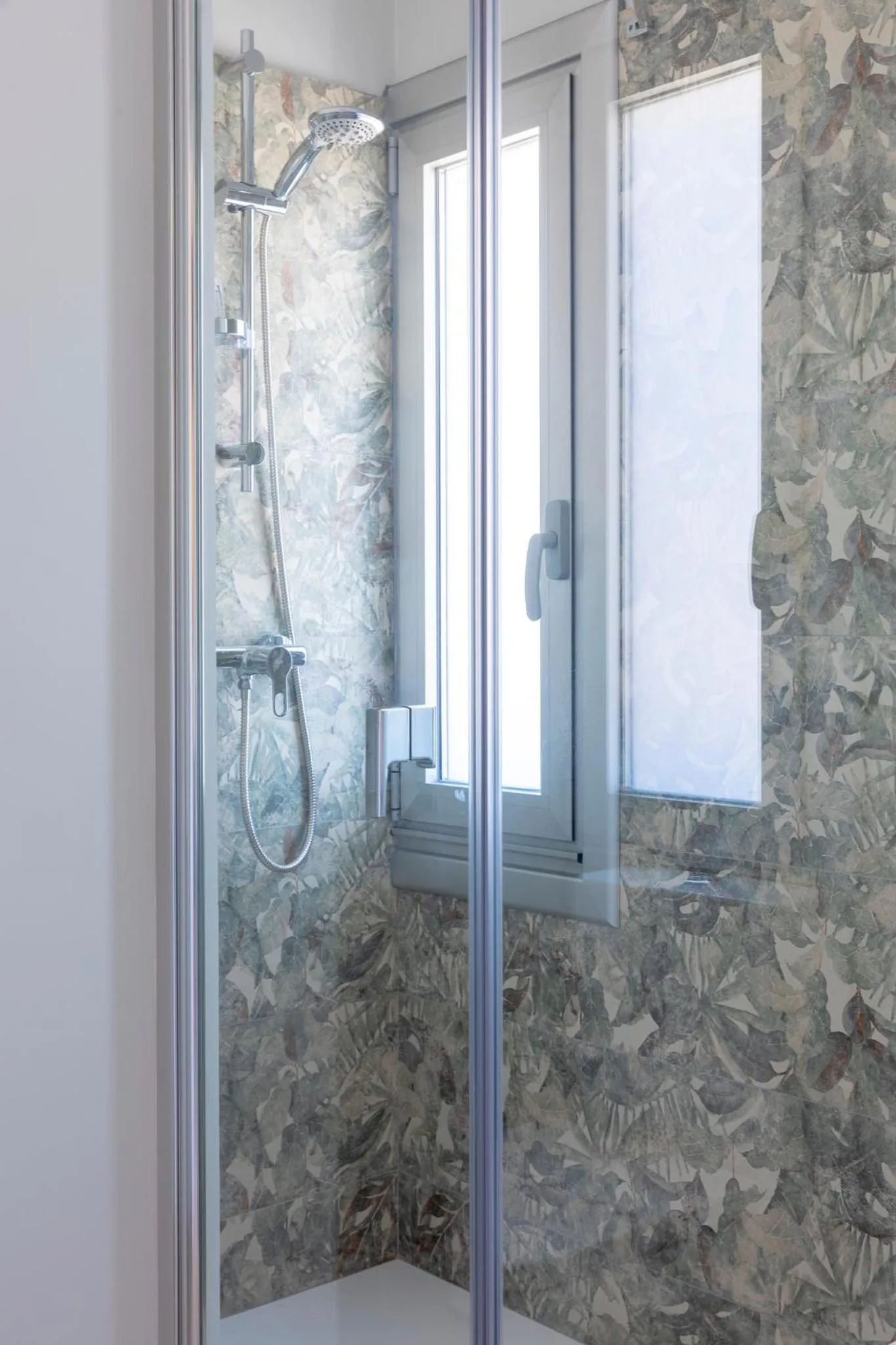 Shower in Hotel Leal - La Sirena