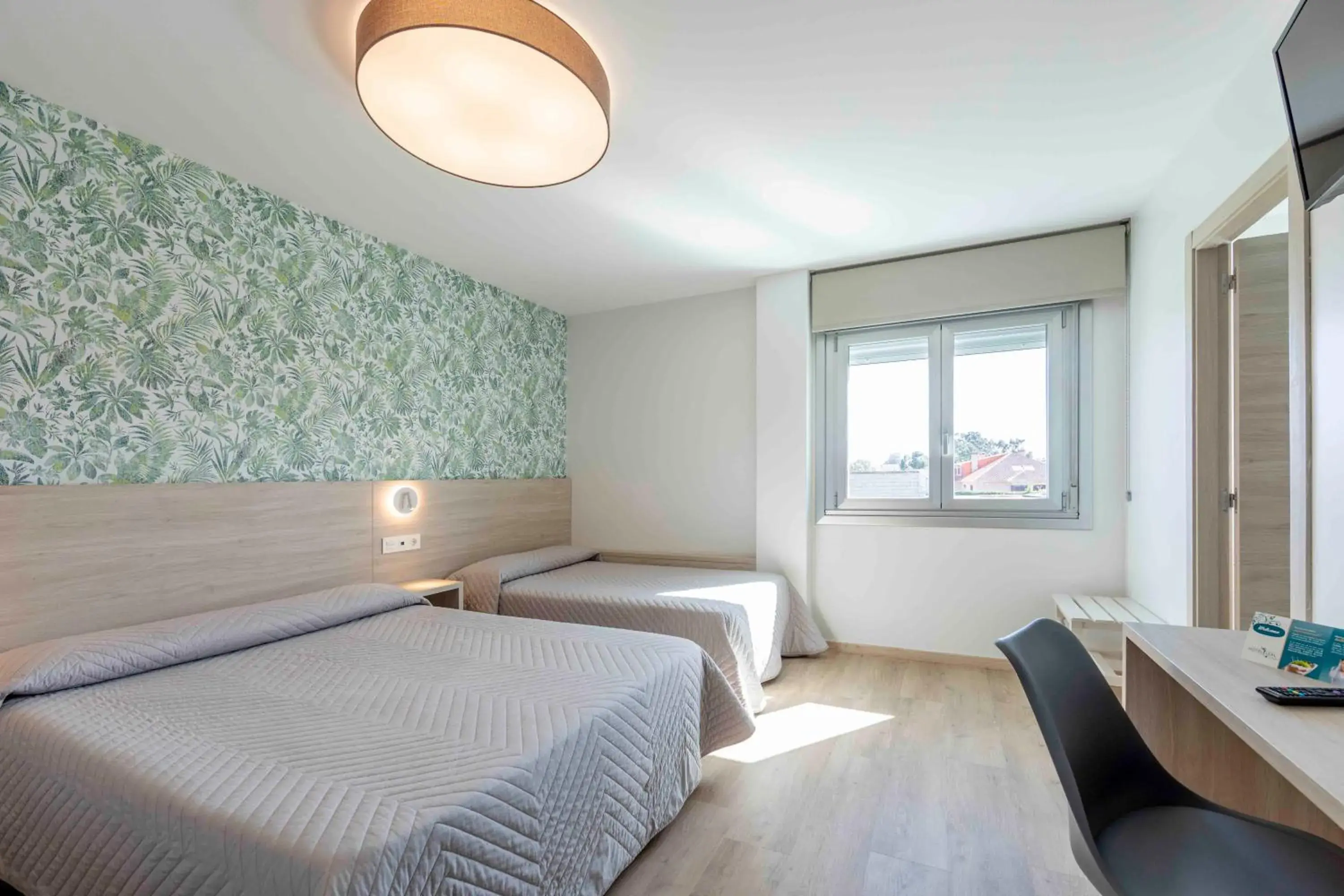 Standard Triple Room in Hotel Leal - La Sirena Standard Triple Room in Hotel Leal - La Sirena