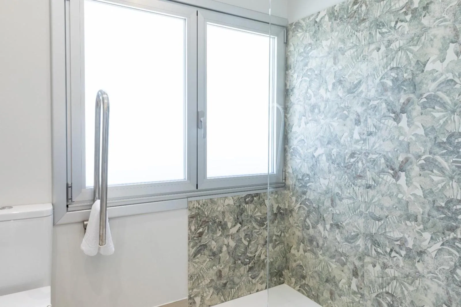 Shower in Hotel Leal - La Sirena