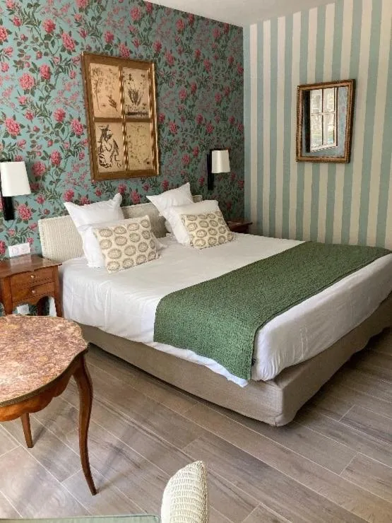 Bed in Hôtel Le Saint Christophe