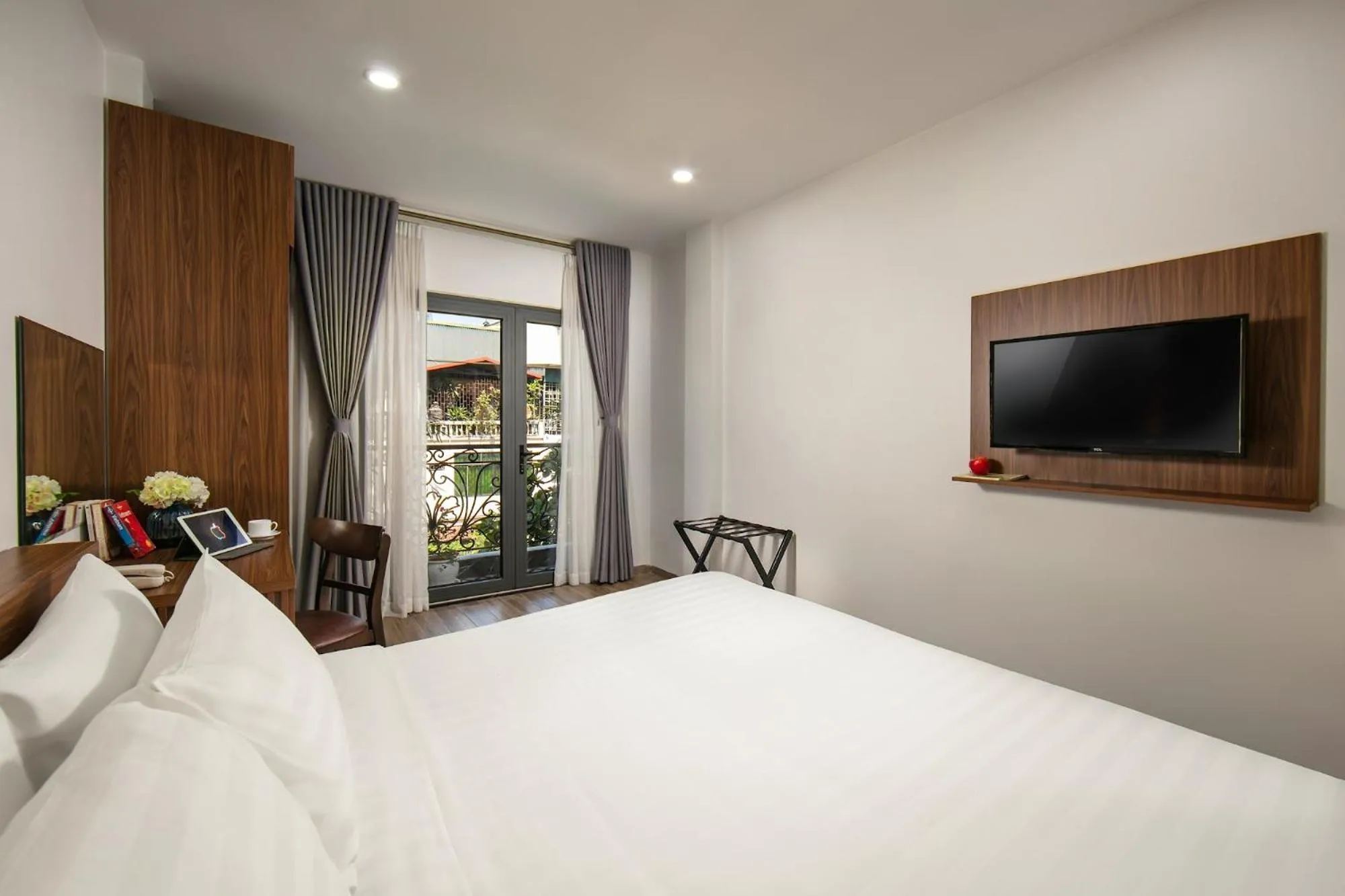 Photo of the whole room, Bed in Hanoi La Cascada House & Travel