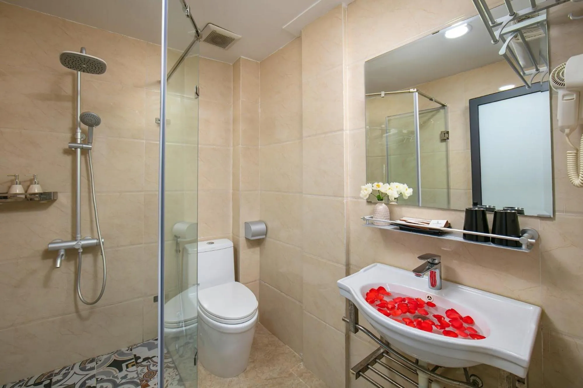 Bathroom in Hanoi La Cascada House & Travel