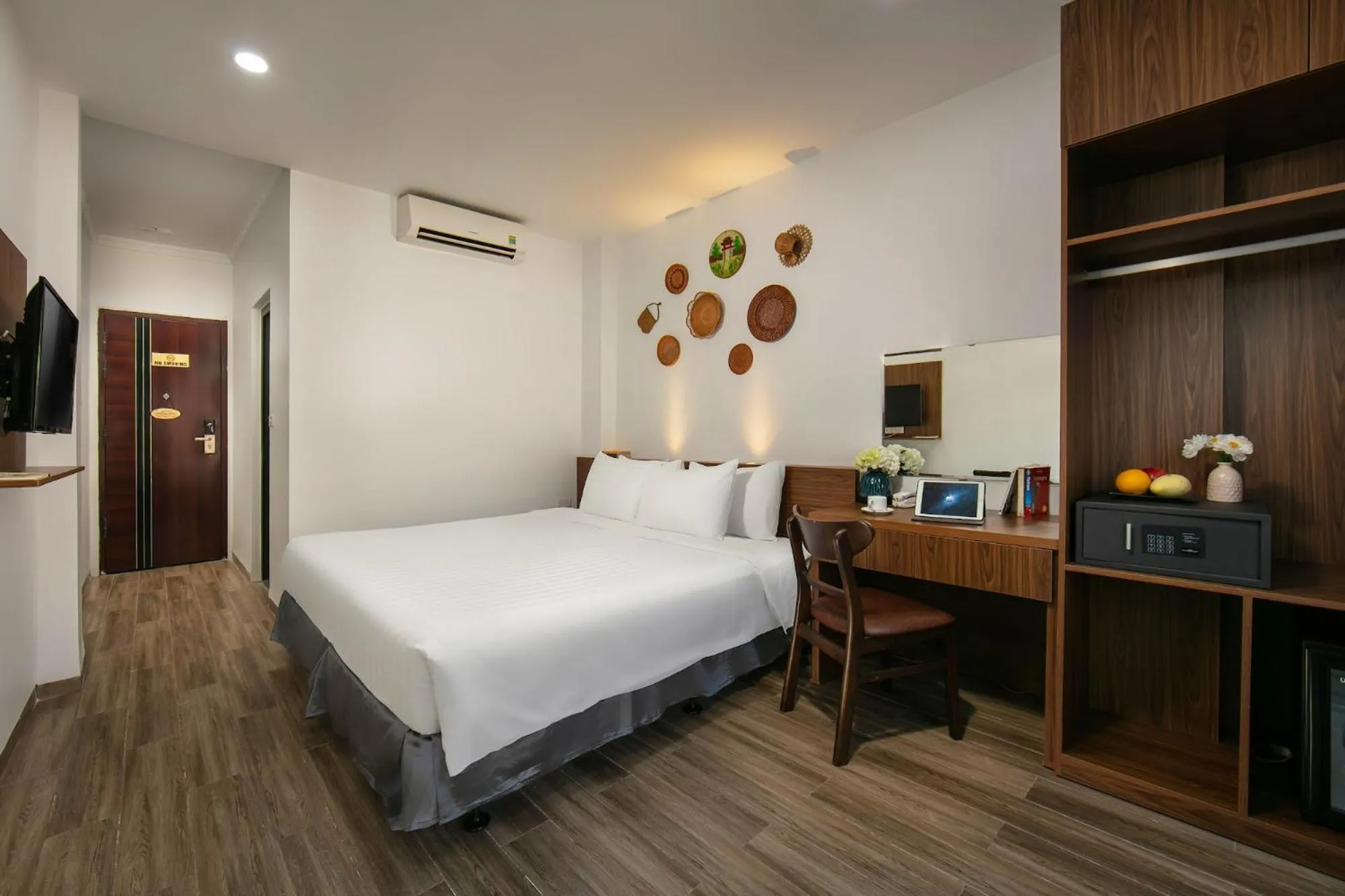 Photo of the whole room, Bed in Hanoi La Cascada House & Travel