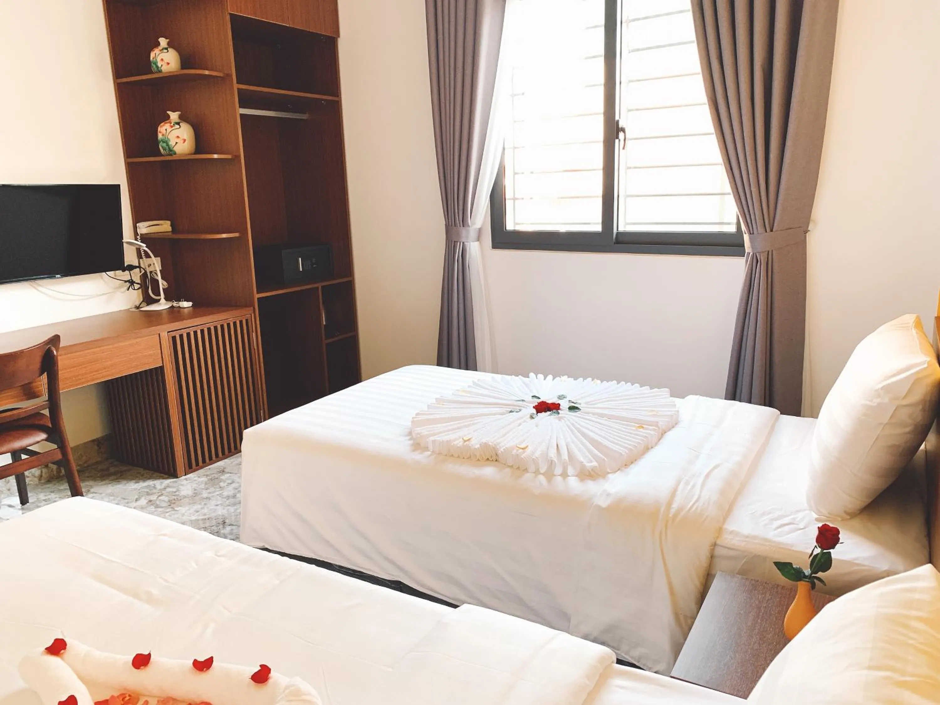 Photo of the whole room, Bed in Hanoi La Cascada House & Travel