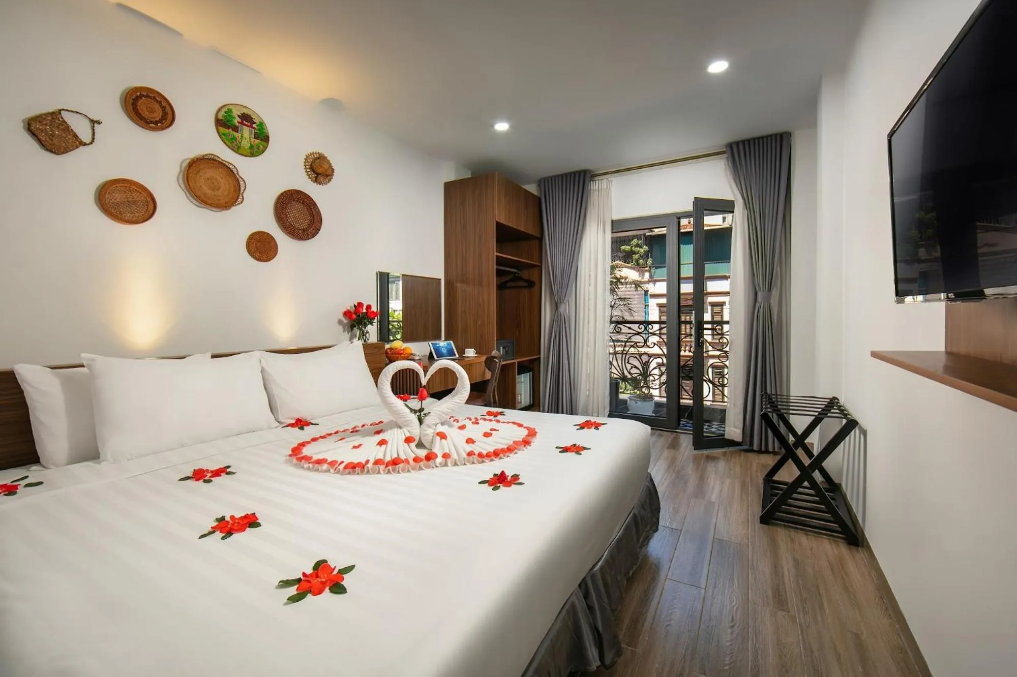 Photo of the whole room, Bed in Hanoi La Cascada House & Travel