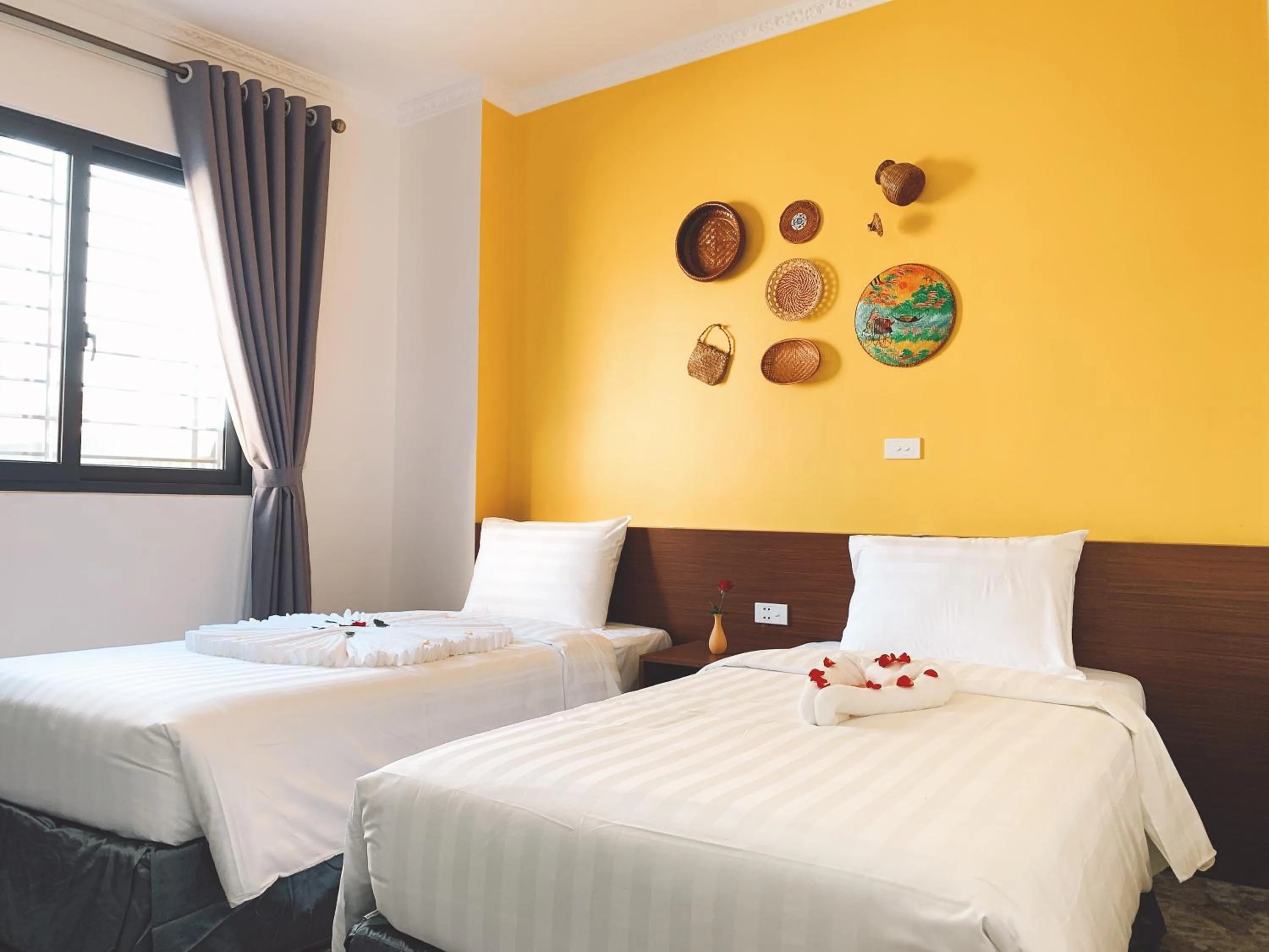 Photo of the whole room, Bed in Hanoi La Cascada House & Travel