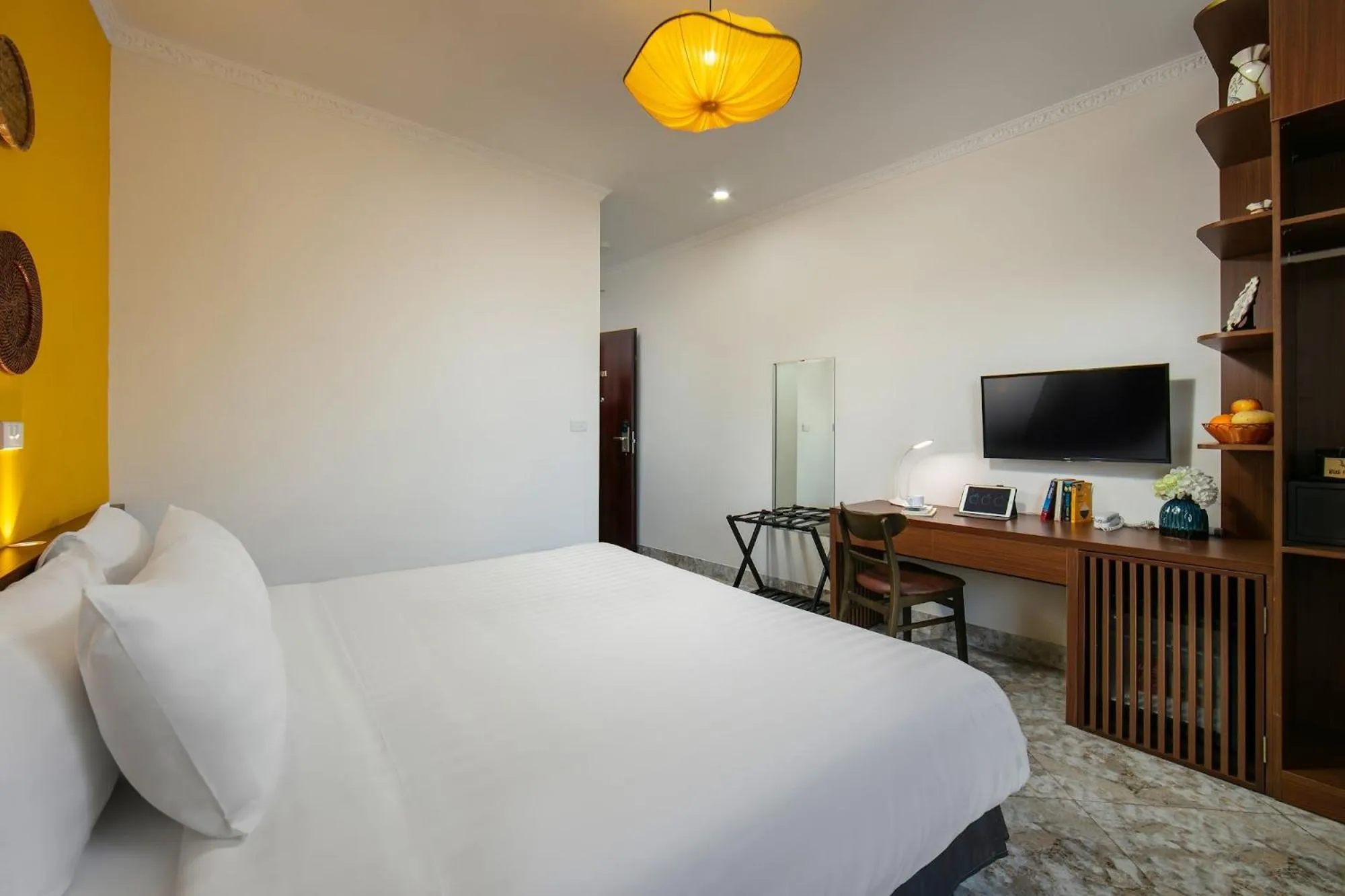 Photo of the whole room, Bed in Hanoi La Cascada House & Travel