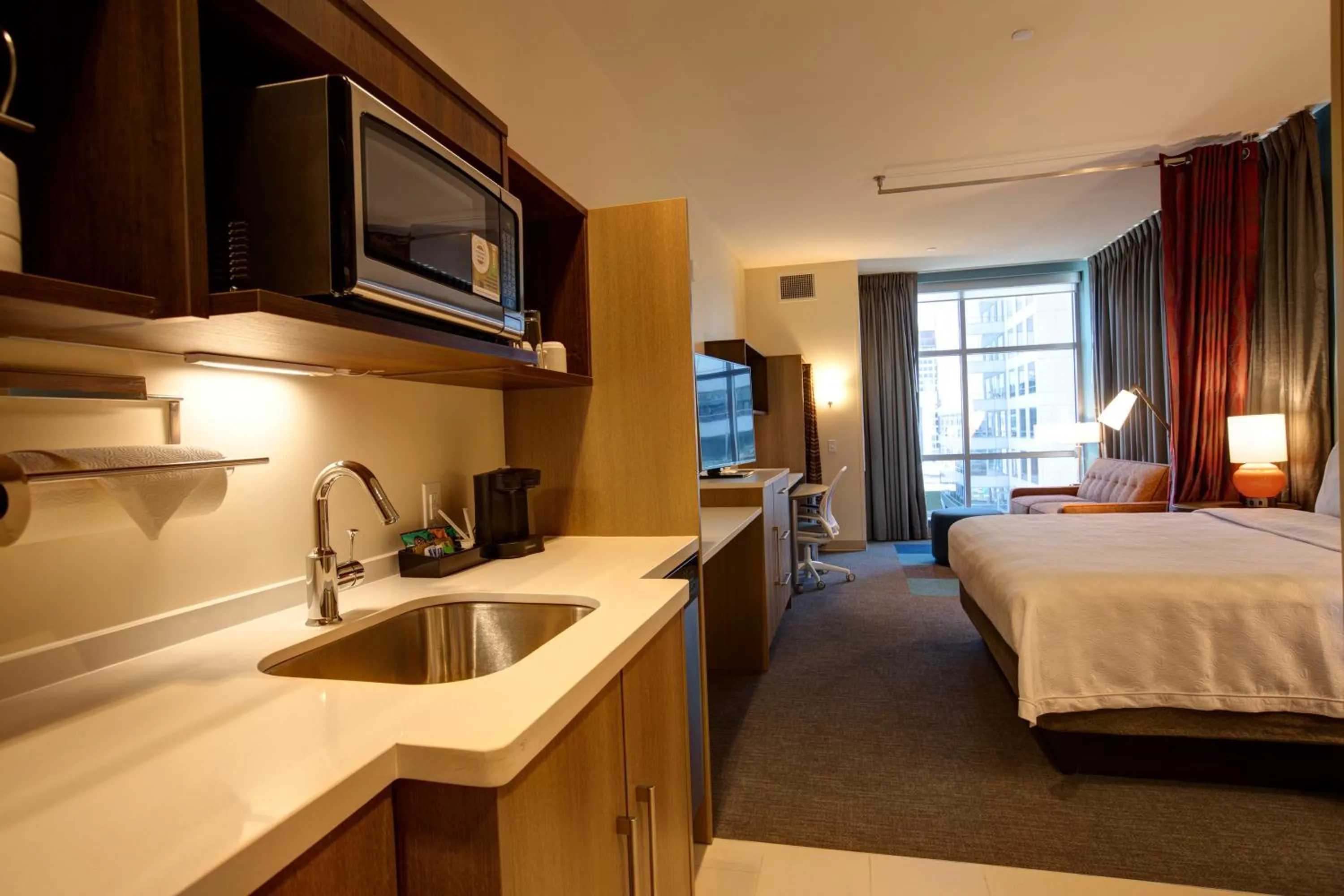 Kitchen or kitchenette, Bed in Home2 Suites By Hilton Charlotte Uptown