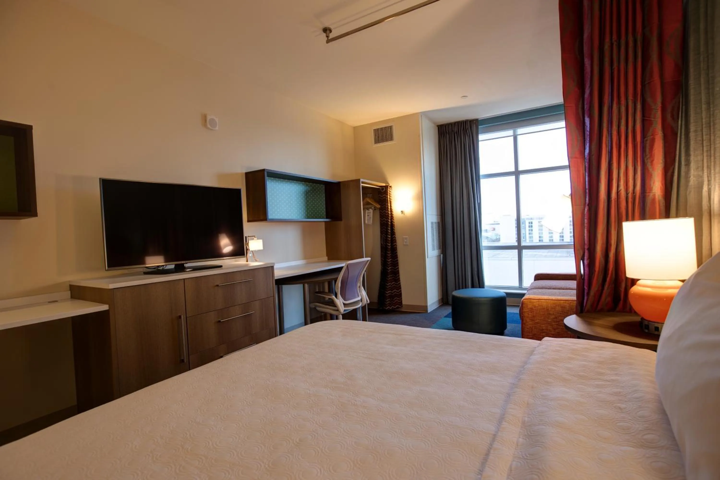 Bedroom, Bed in Home2 Suites By Hilton Charlotte Uptown