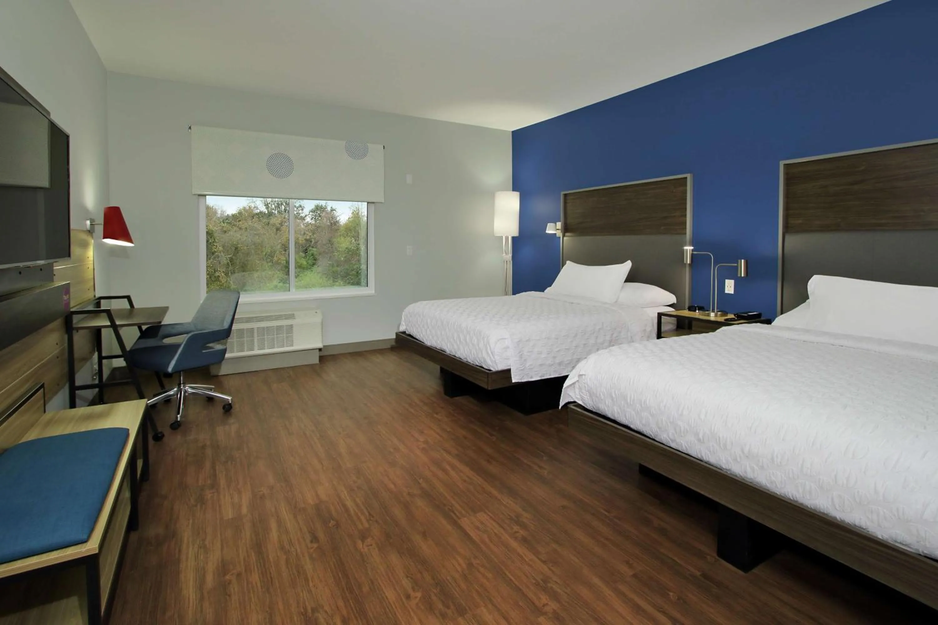 Bedroom, Bed in Tru By Hilton Mobile
