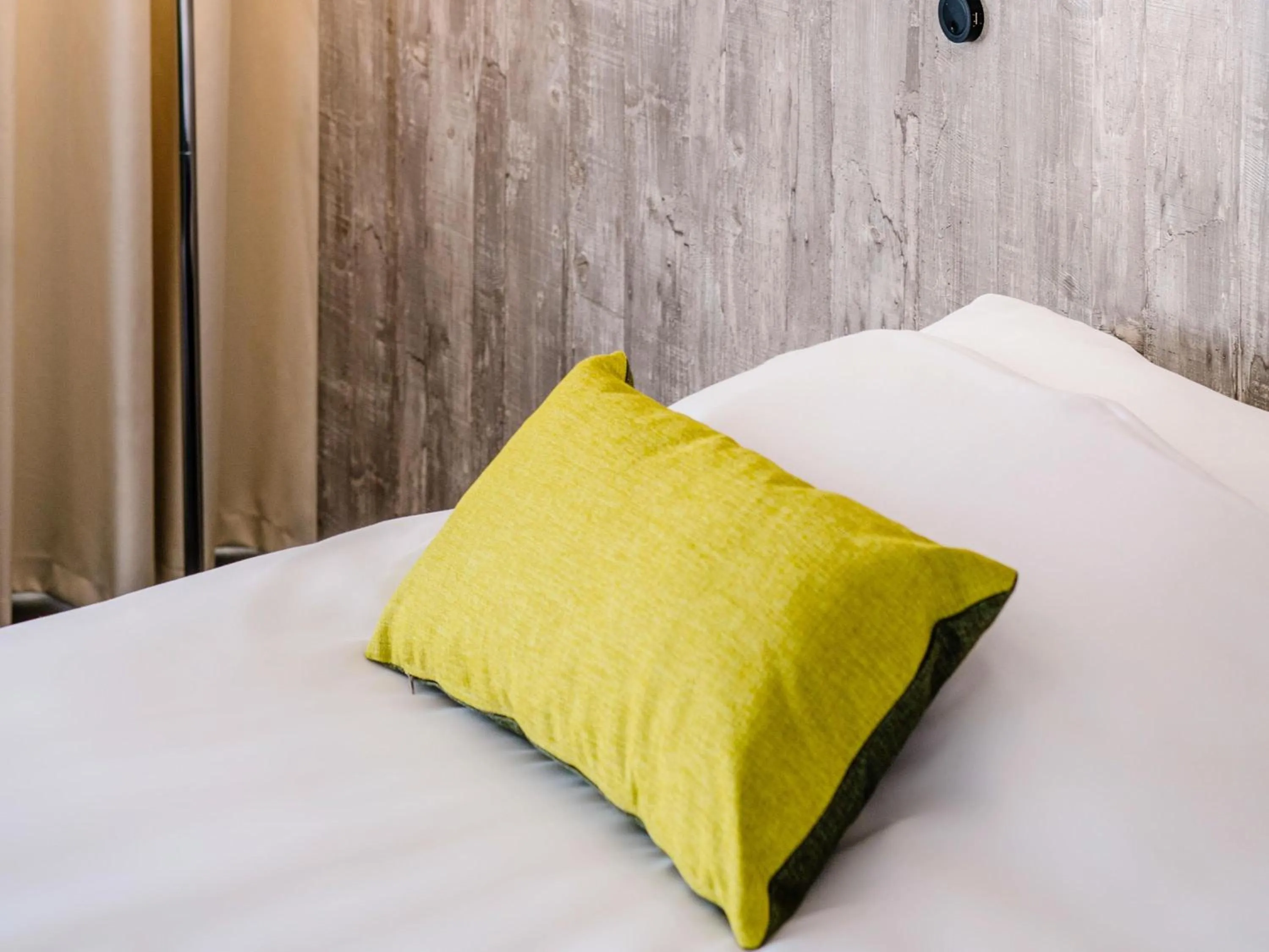 Bedroom, Bed in ibis Styles Almere