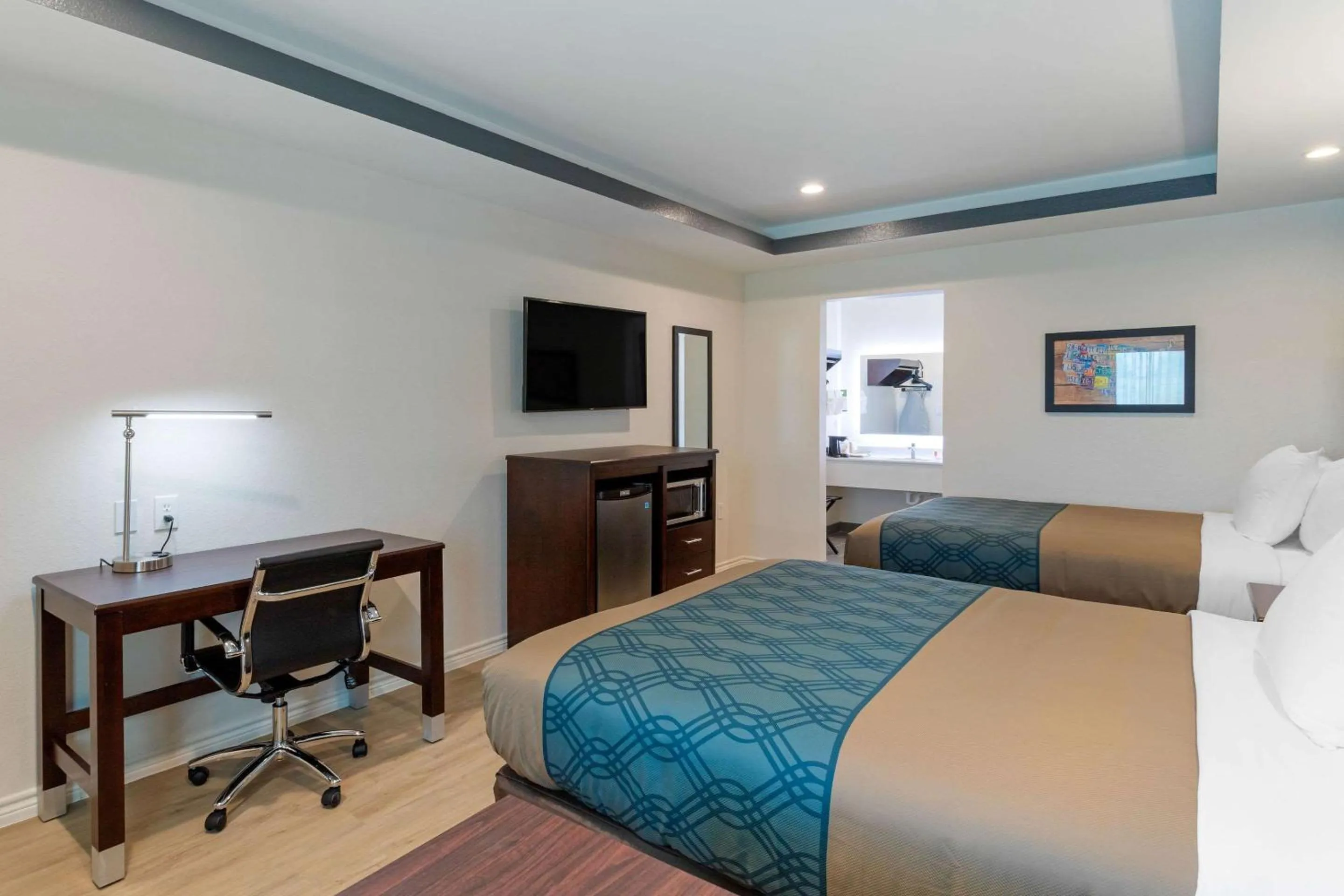 Photo of the whole room, Bed in Econo Lodge Houston Northwest - Cypress