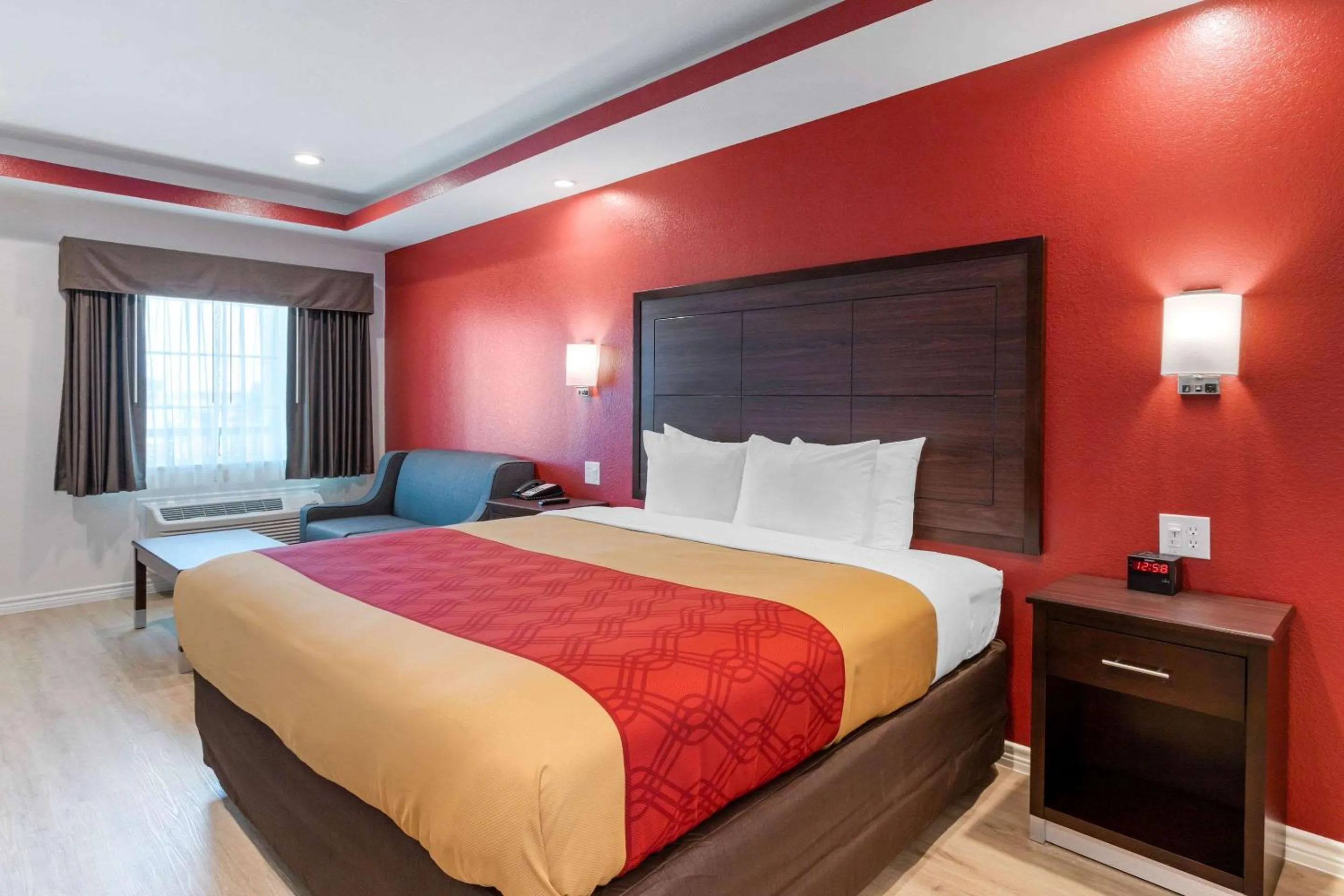 Photo of the whole room, Bed in Econo Lodge Houston Northwest - Cypress