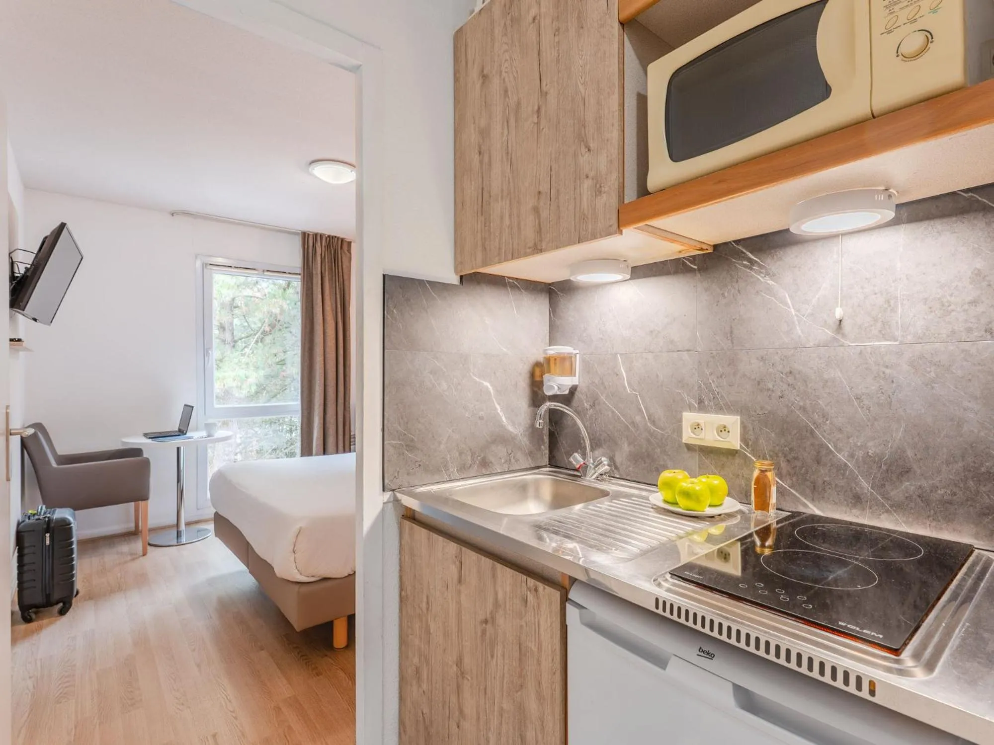 Kitchen or kitchenette in Séjours & Affaires Nantes La Beaujoire