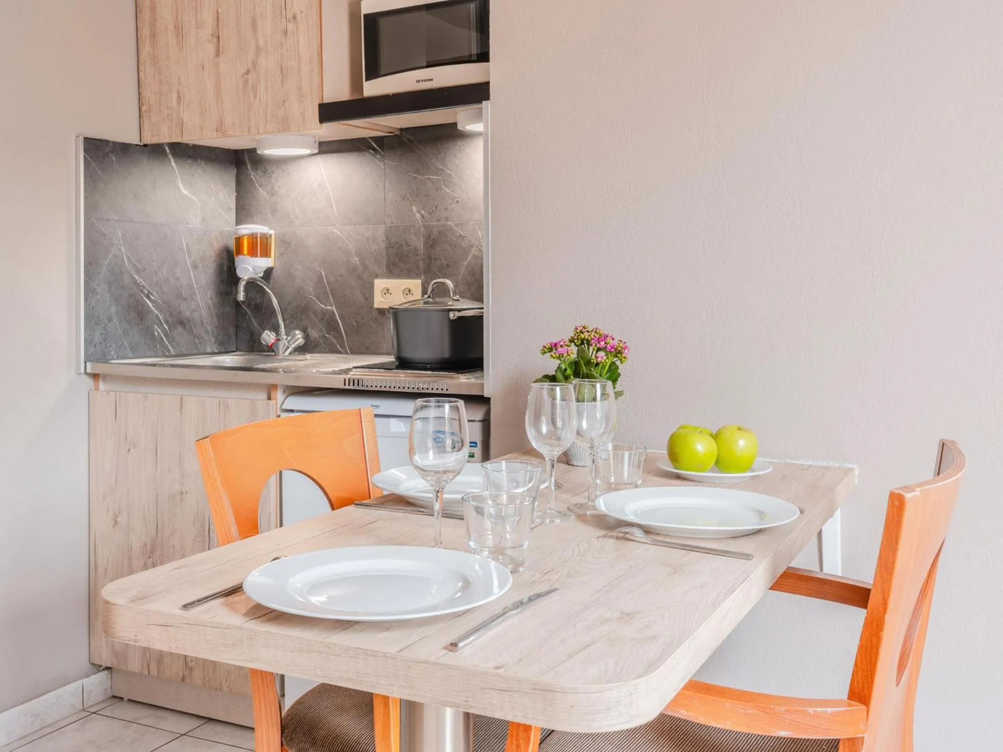 Kitchen or kitchenette in Séjours & Affaires Nantes La Beaujoire