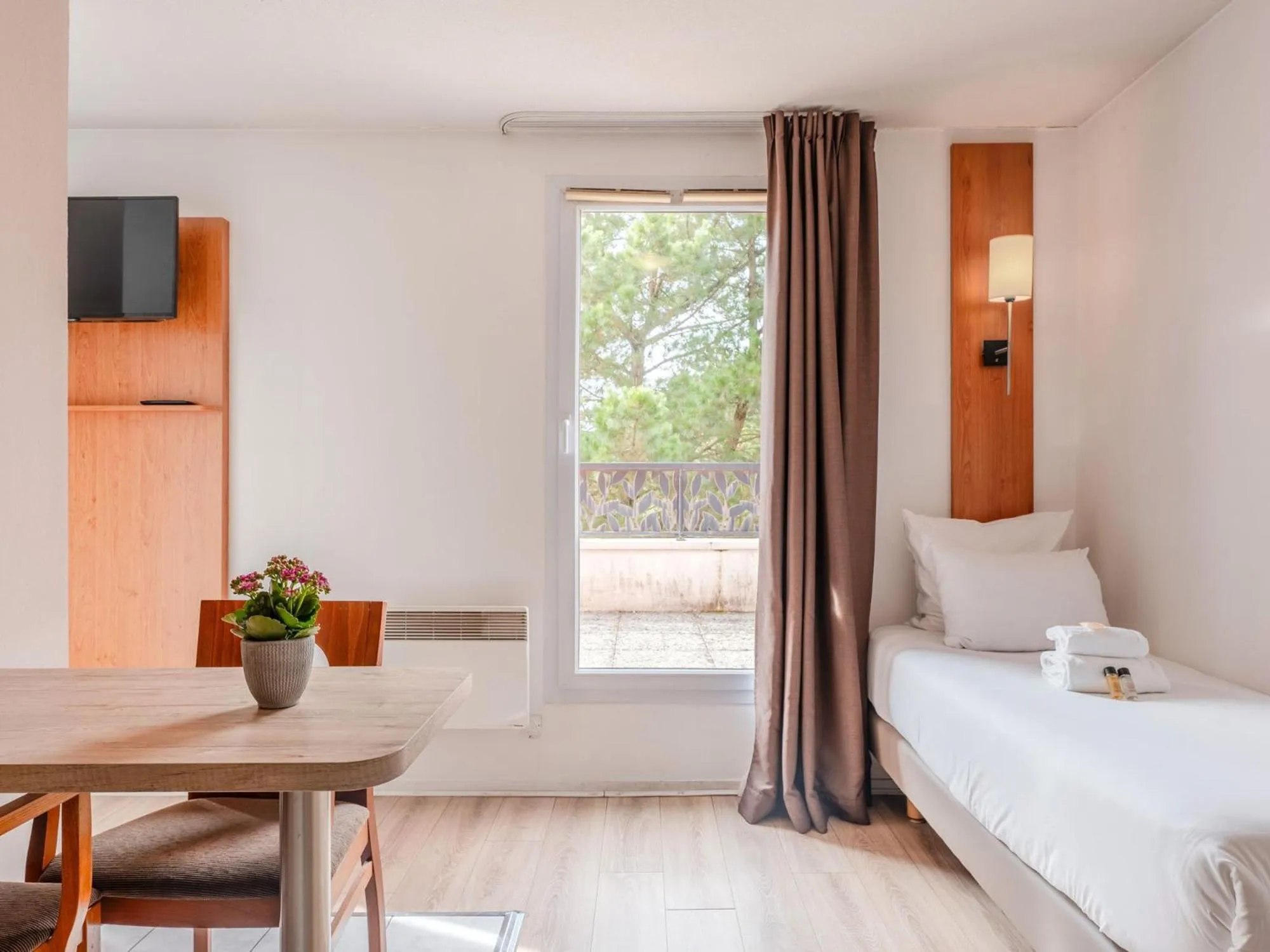 Photo of the whole room, Bed in Séjours & Affaires Nantes La Beaujoire