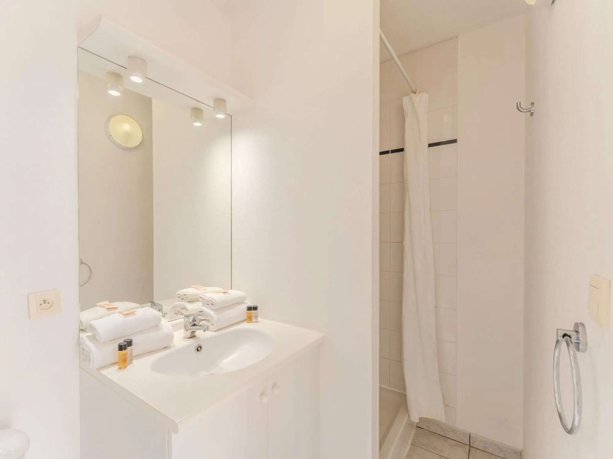 Bathroom in Séjours & Affaires Nantes La Beaujoire