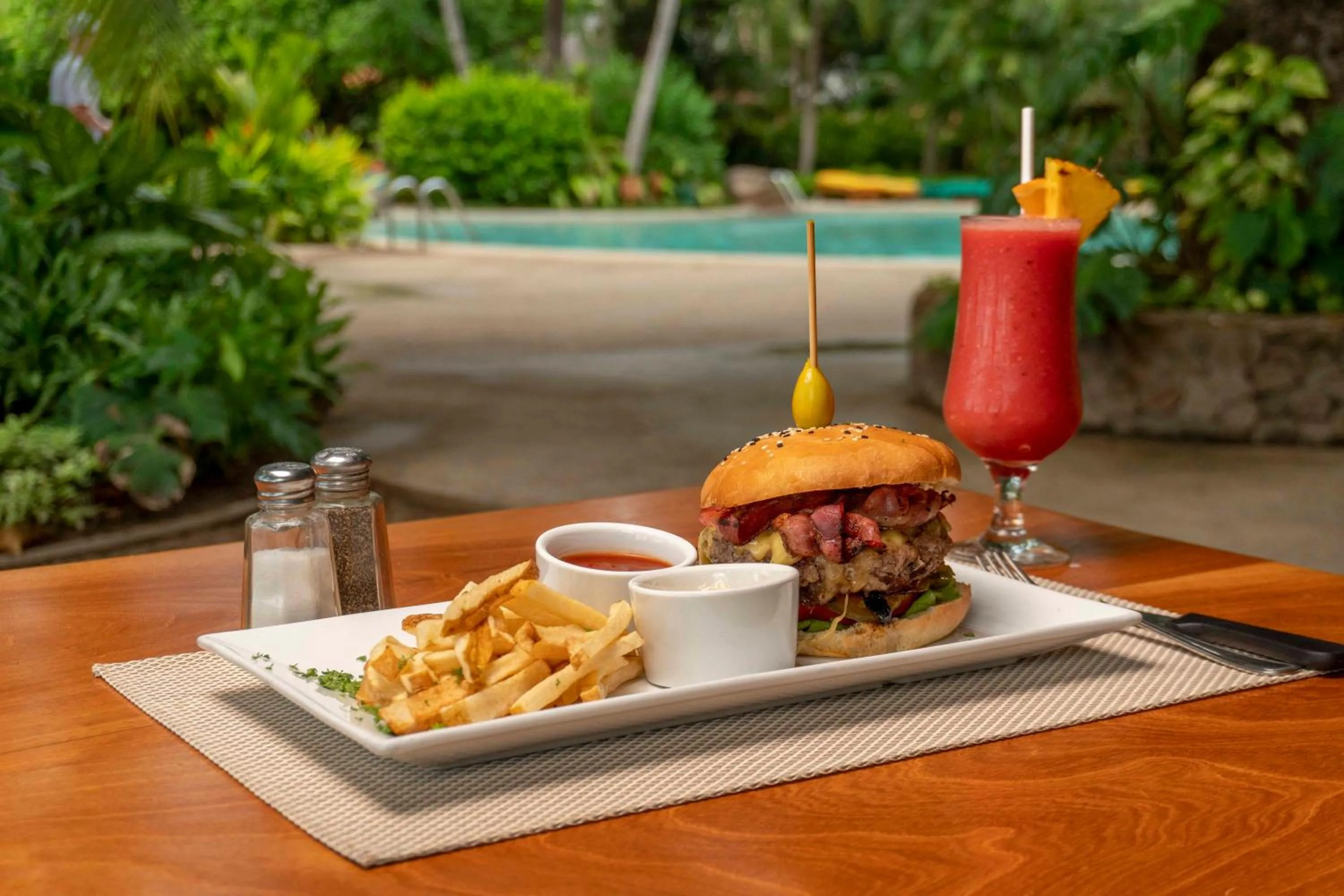 Food and drinks in Capitán Suizo Beachfront Boutique Hotel