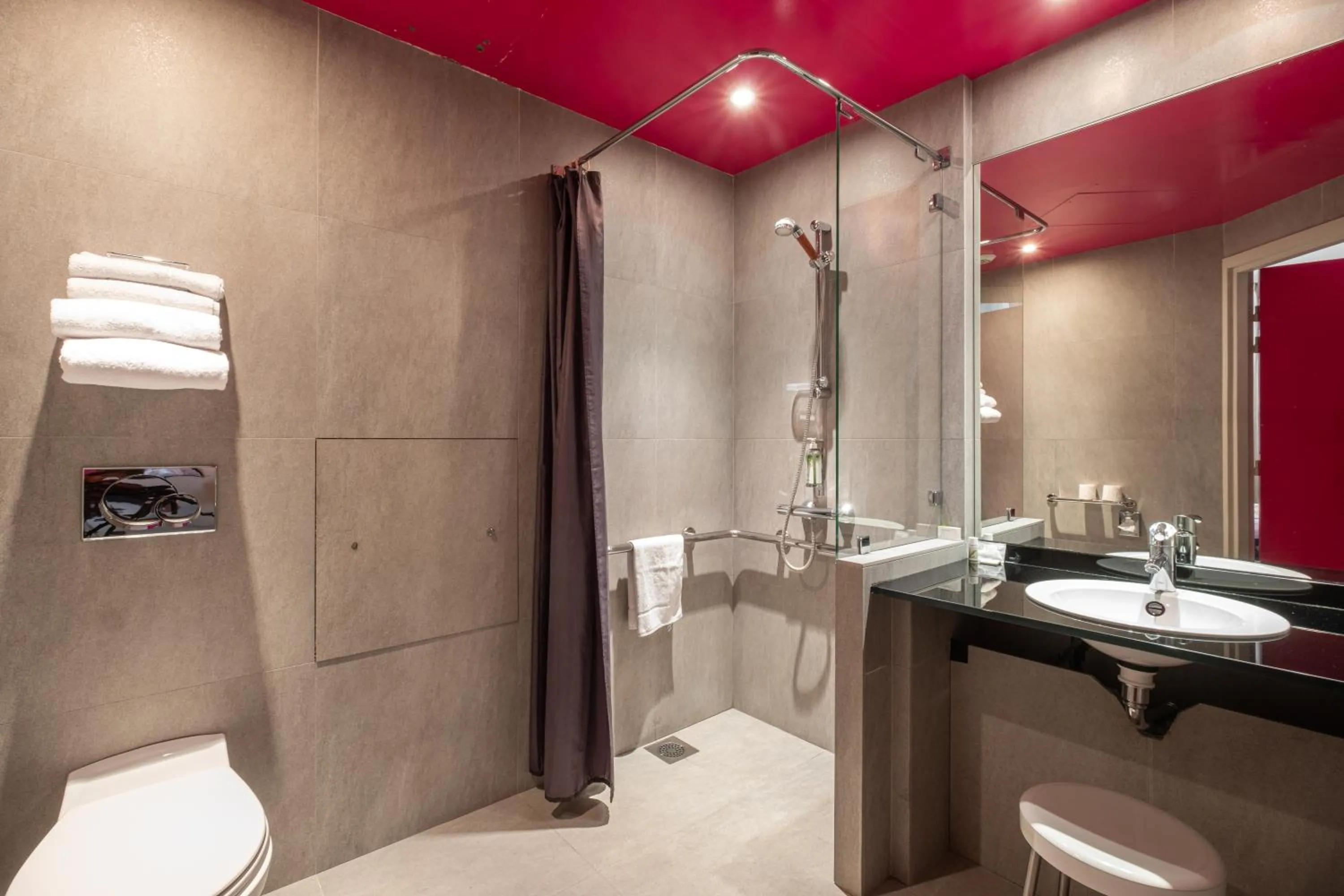 Shower in Hôtel Du Vieux Saule