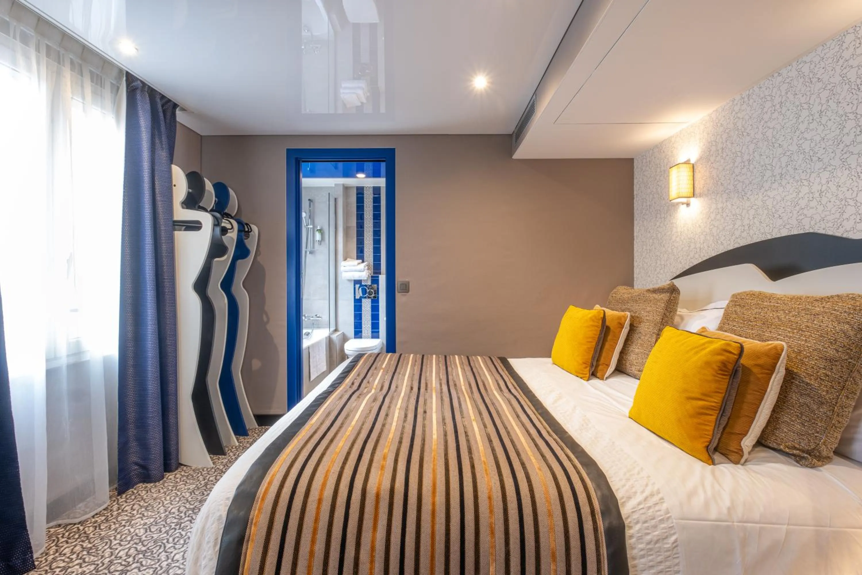 Photo of the whole room, Bed in Hôtel Du Vieux Saule