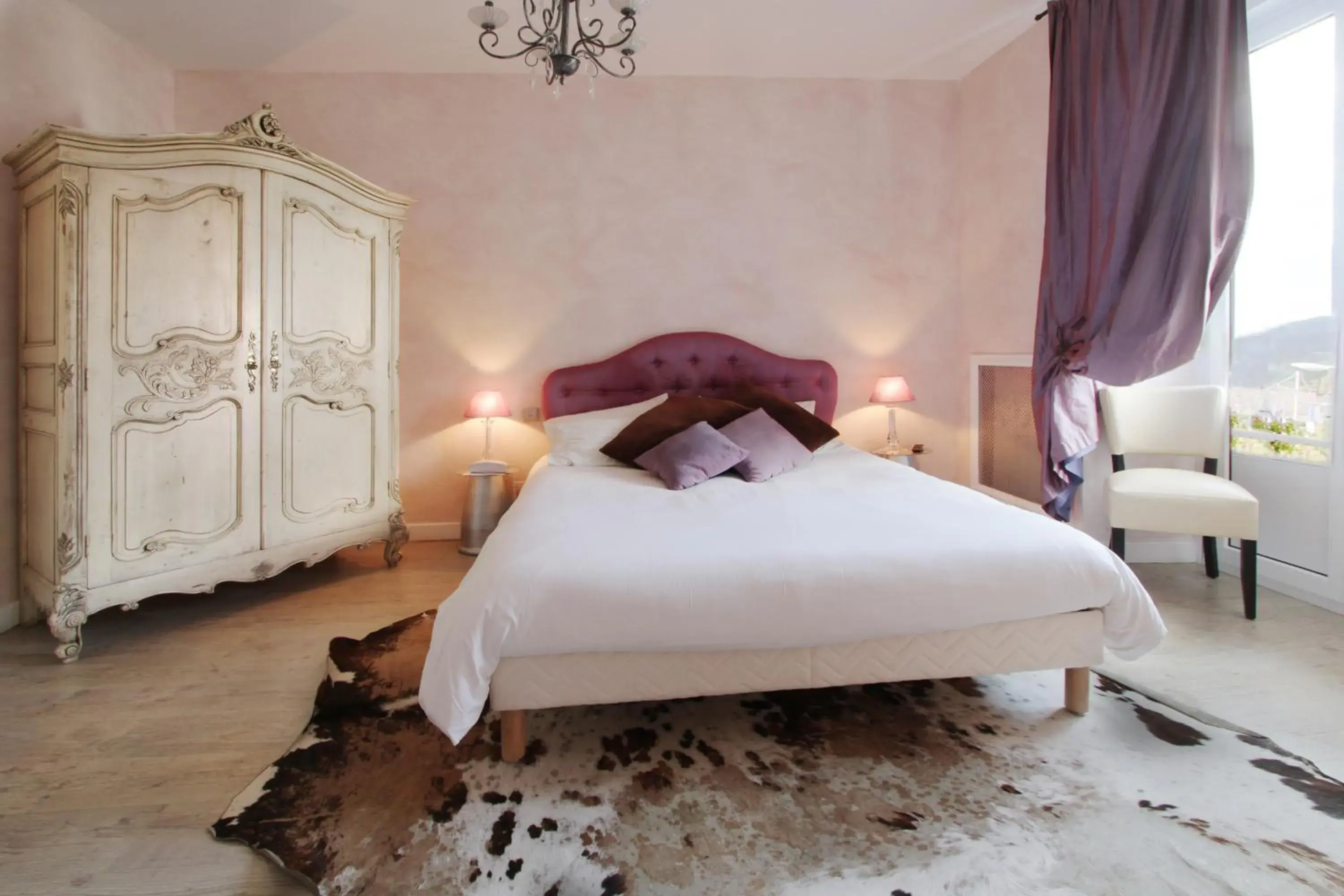 Bed in Logis Hotel Des Bains