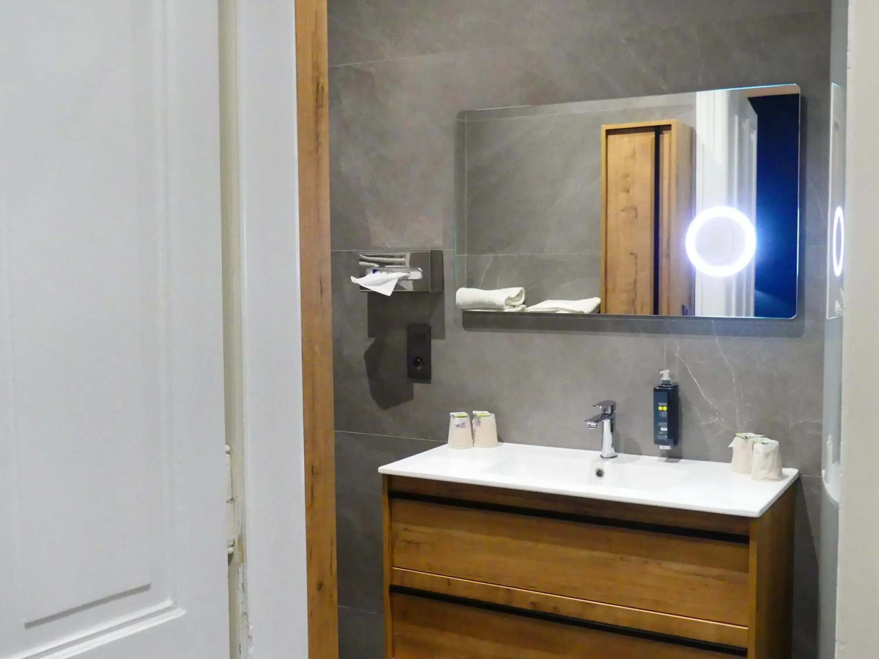 Bathroom in Logis Hotel Des Bains