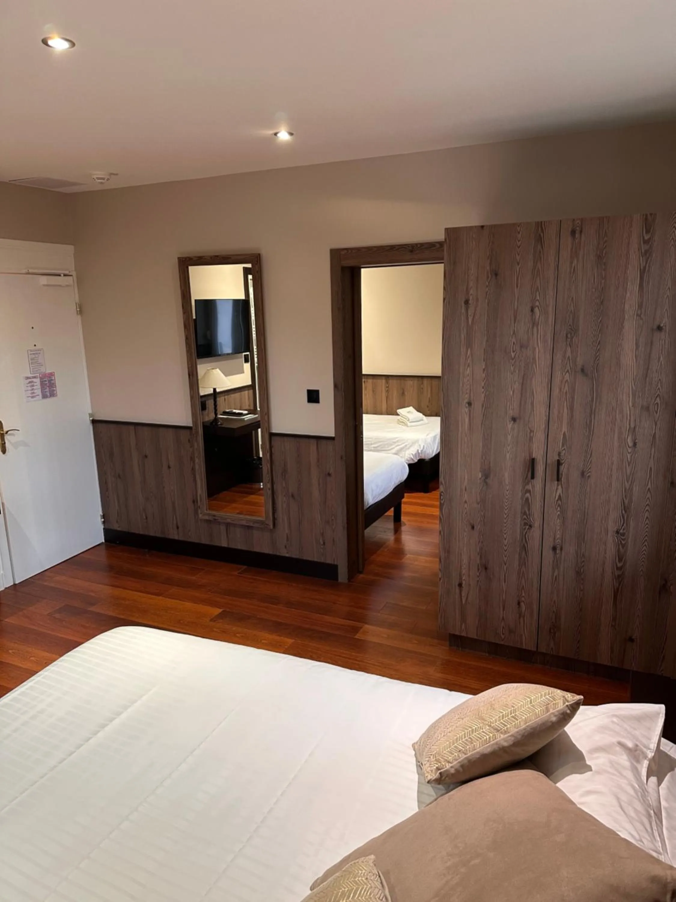 Bedroom, Bed in Logis Hotel Des Bains