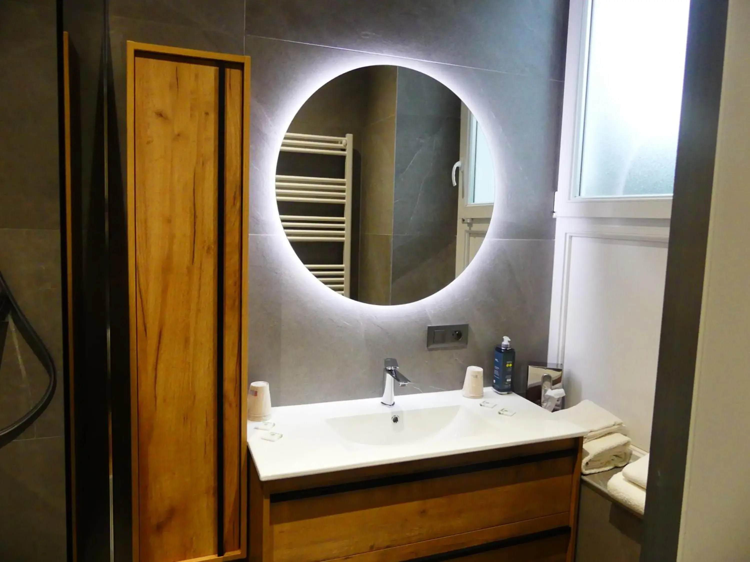 Bathroom in Logis Hotel Des Bains