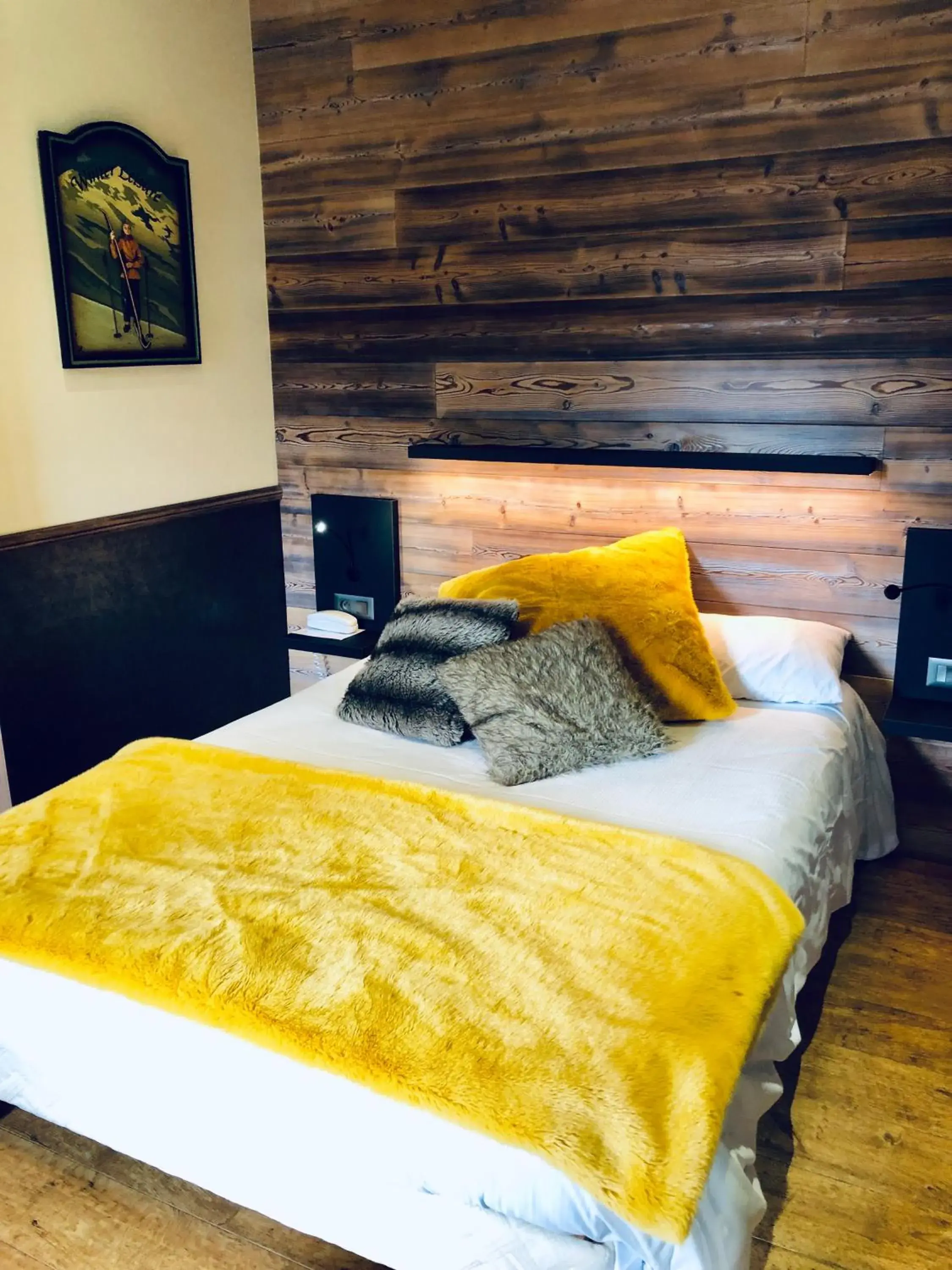 Bedroom, Bed in Logis Hotel Des Bains