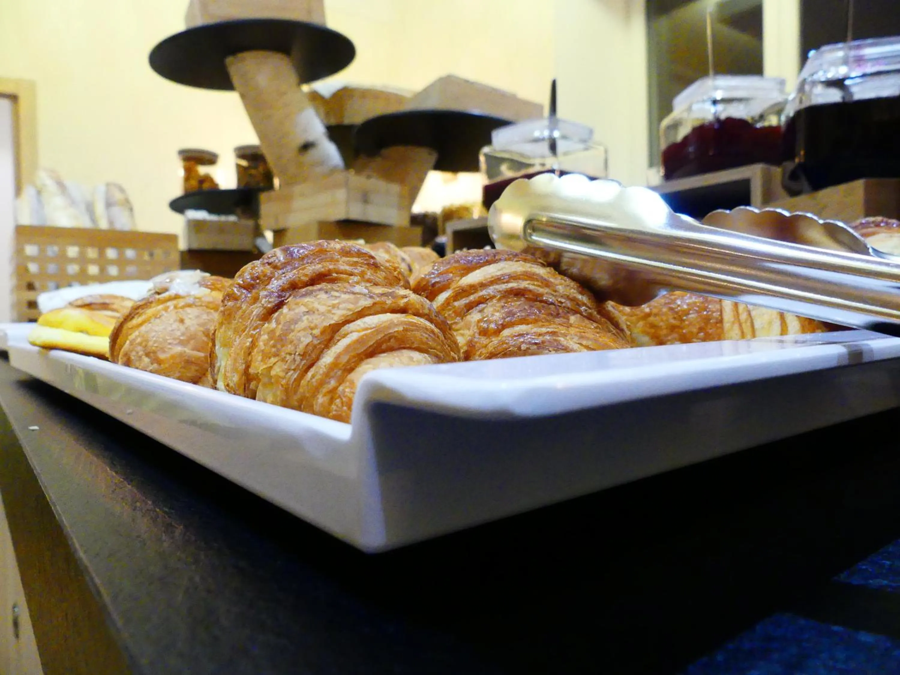 Buffet breakfast in Logis Hotel Des Bains