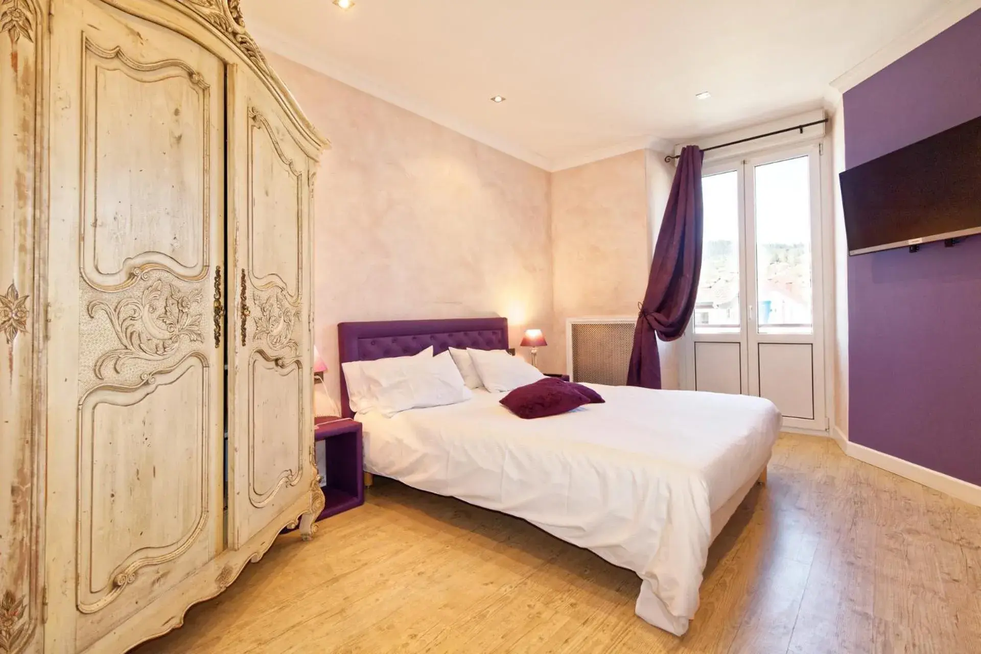 Bedroom, Bed in Logis Hotel Des Bains