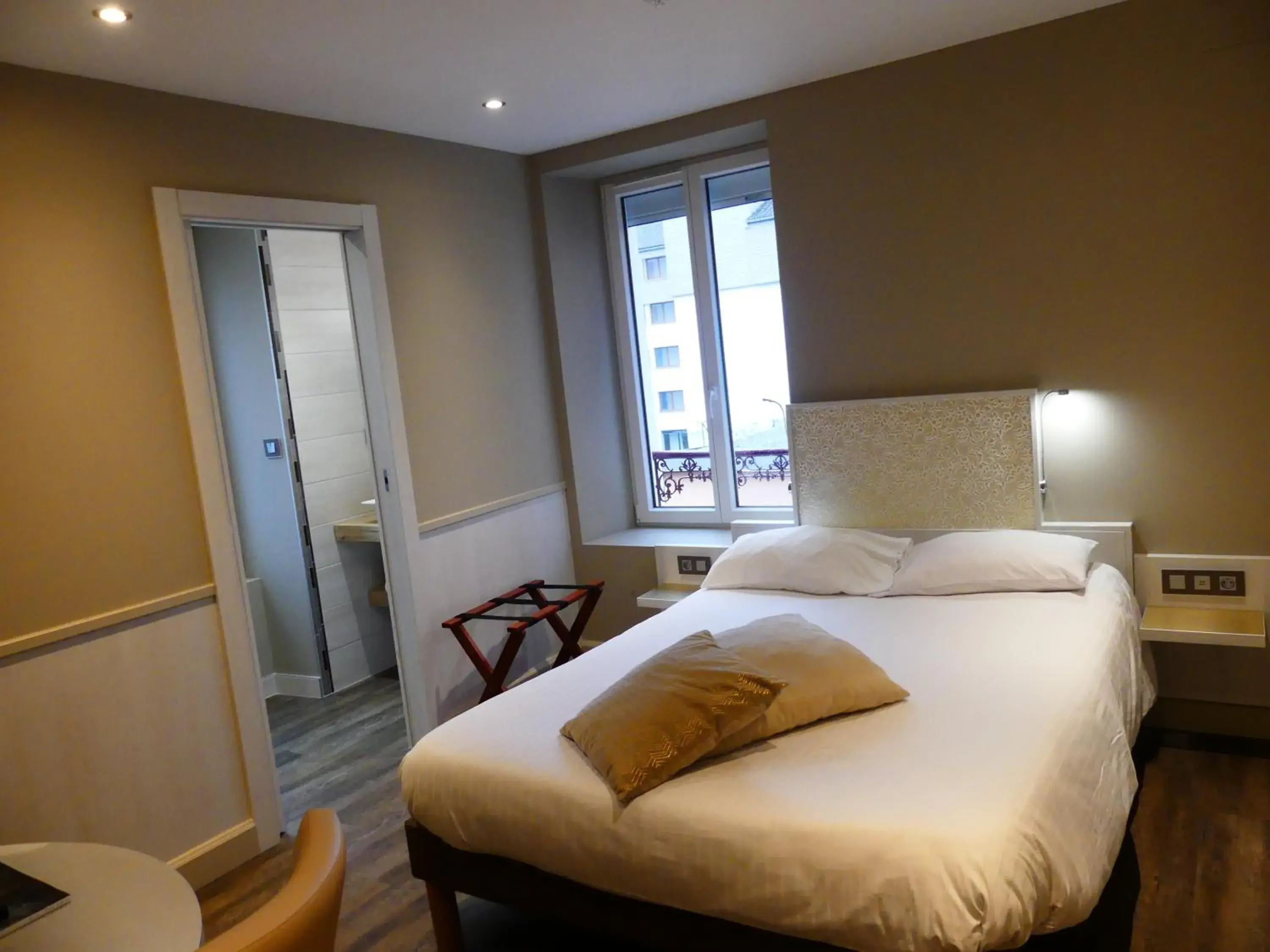 Bed in Logis Hotel Des Bains