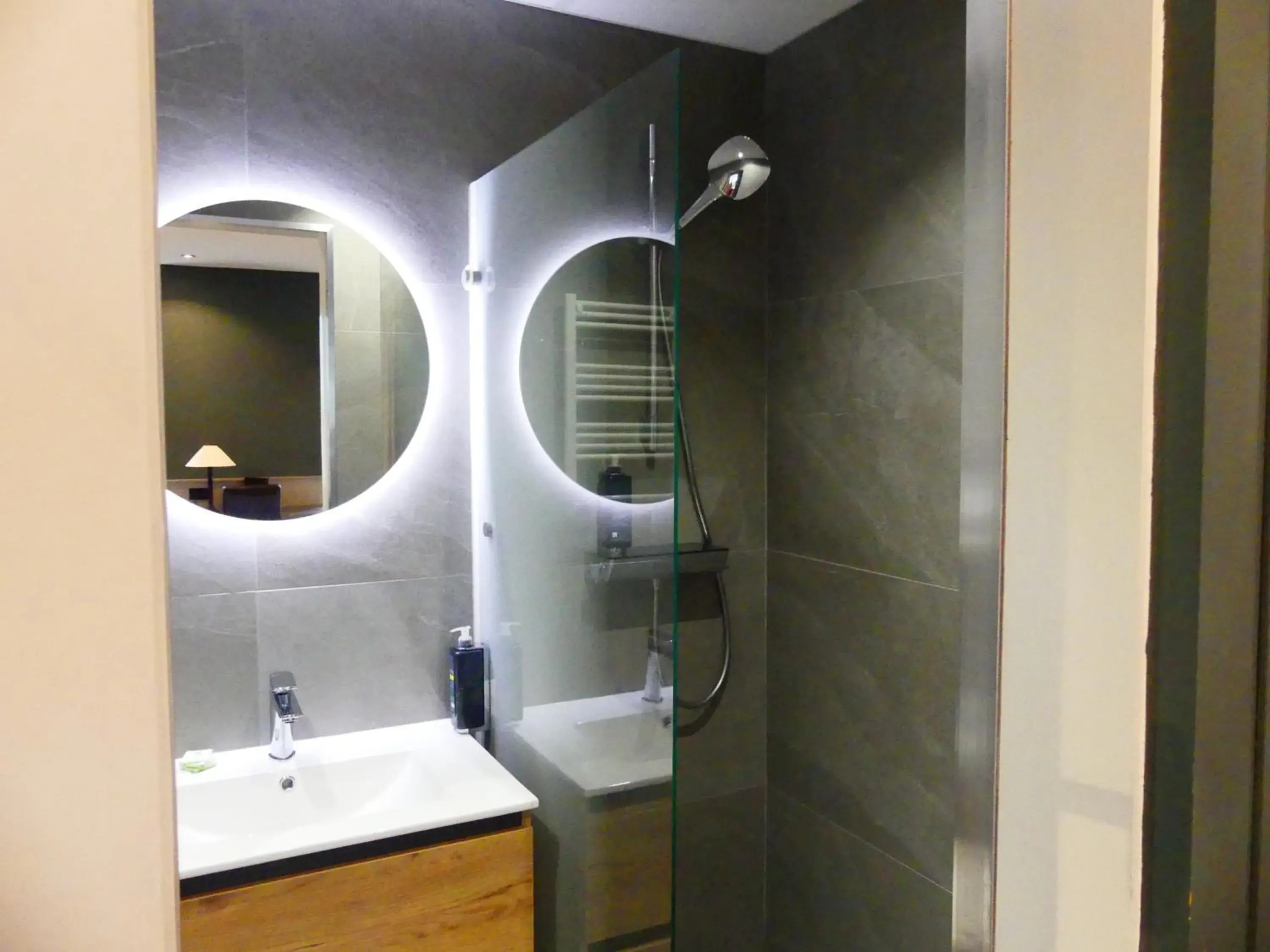 Shower, Bathroom in Logis Hotel Des Bains