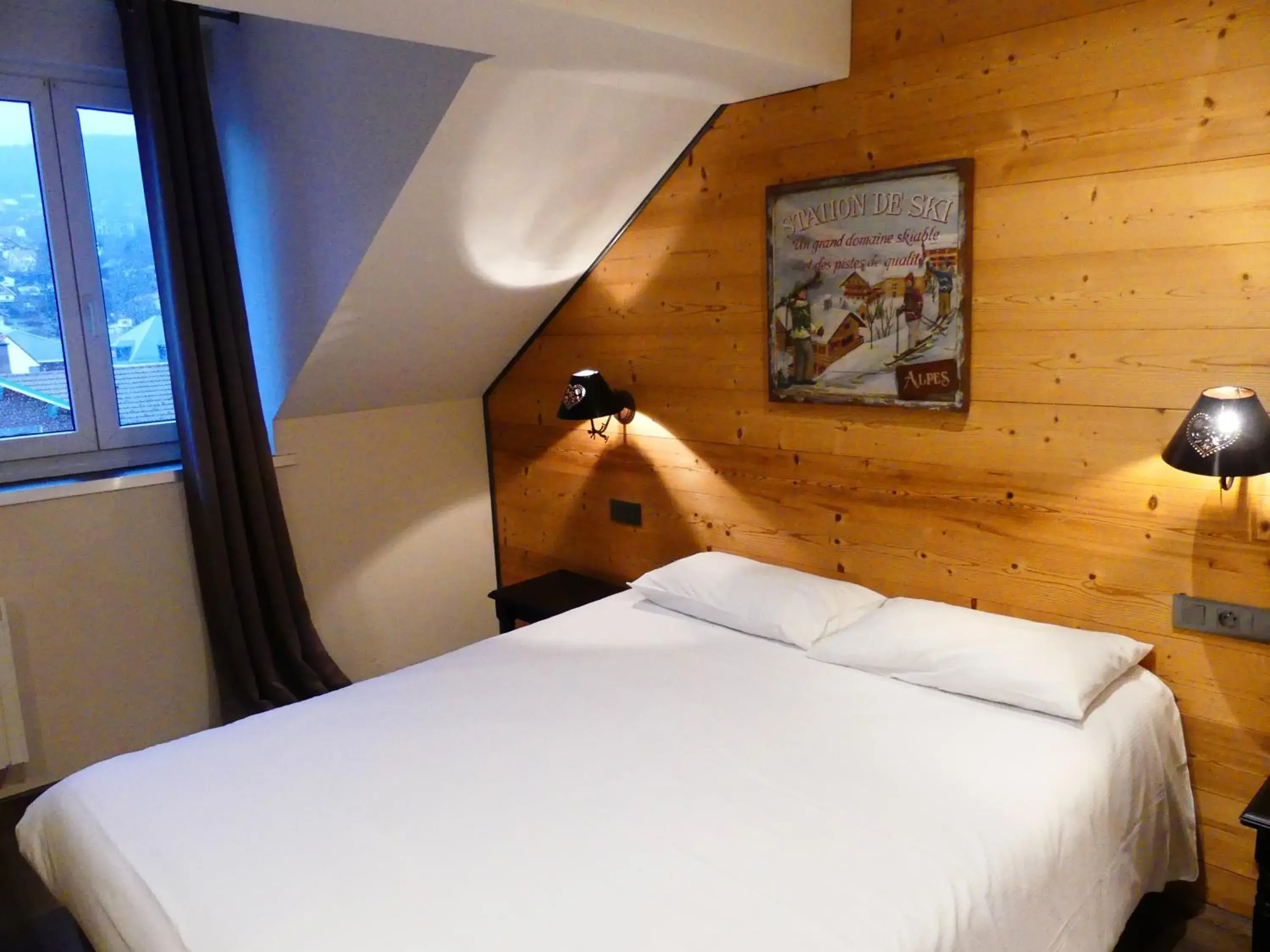 Bed in Logis Hotel Des Bains