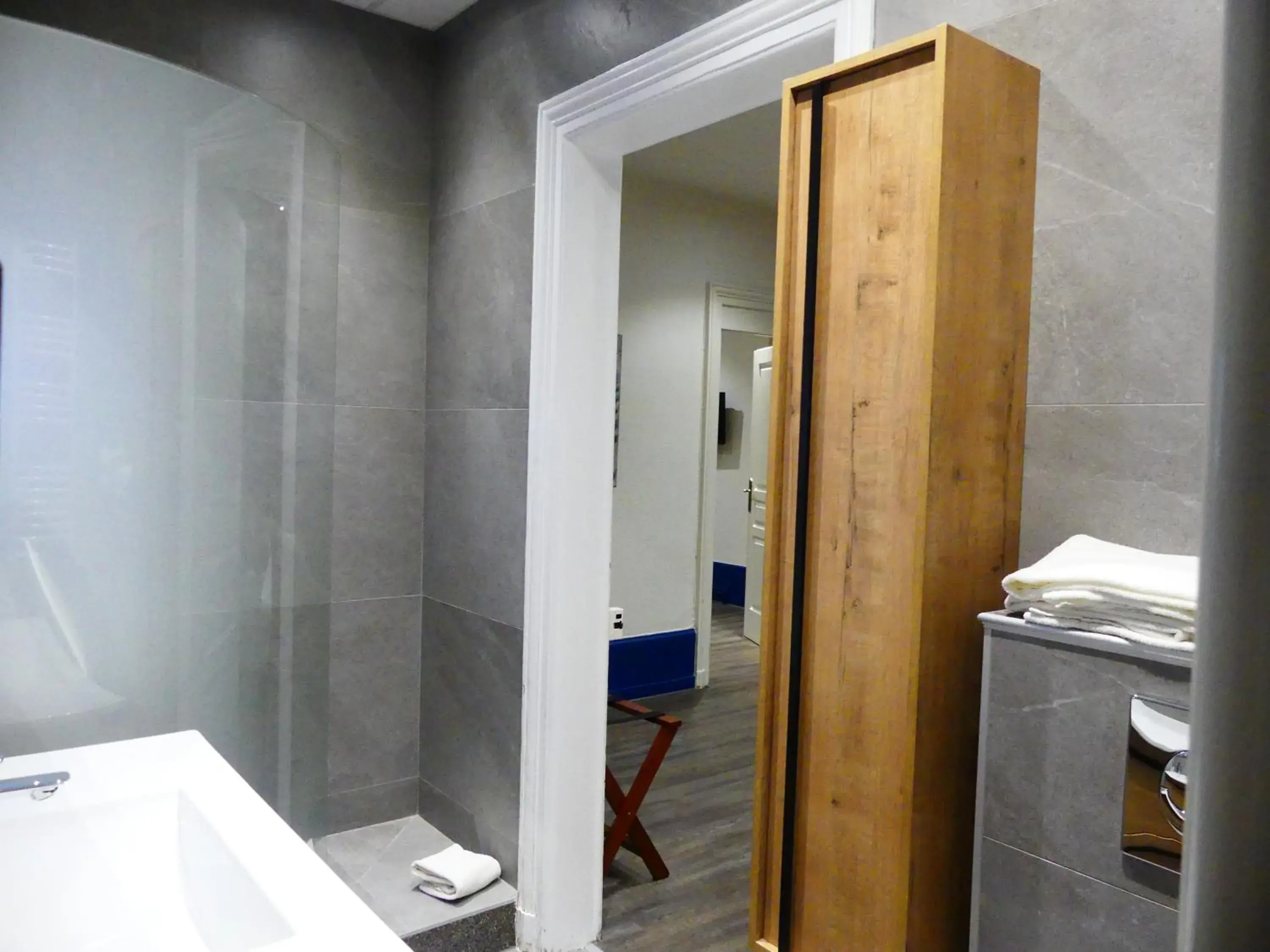 Shower, Bathroom in Logis Hotel Des Bains
