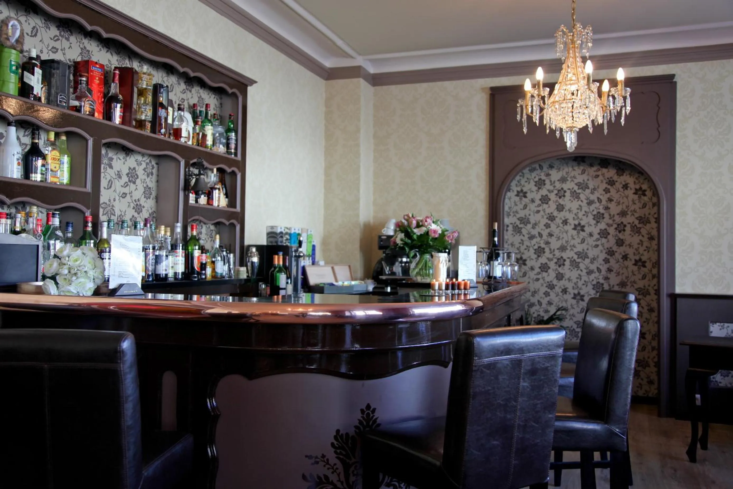 Lounge or bar in Logis Hotel Des Bains