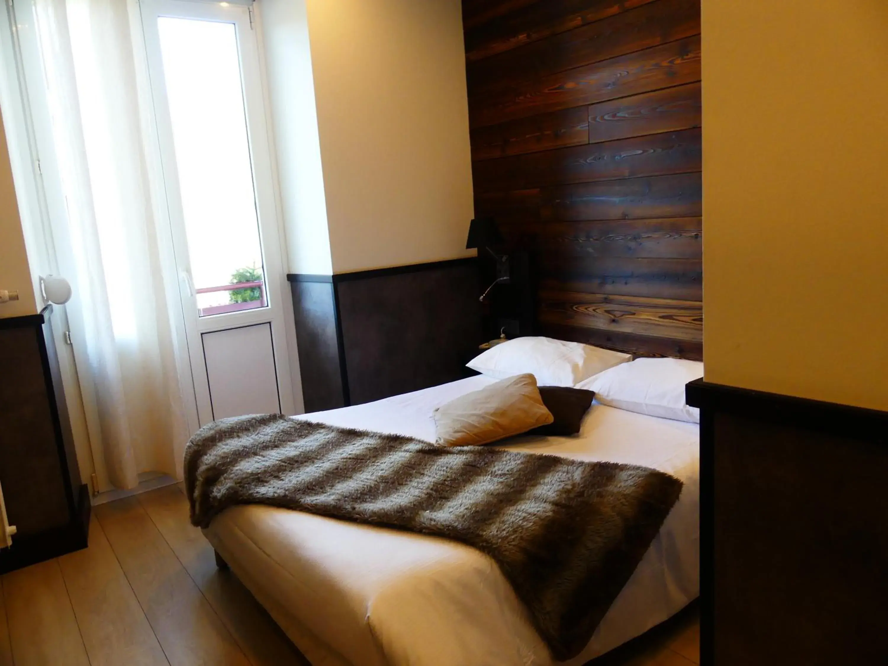 Bedroom, Bed in Logis Hotel Des Bains