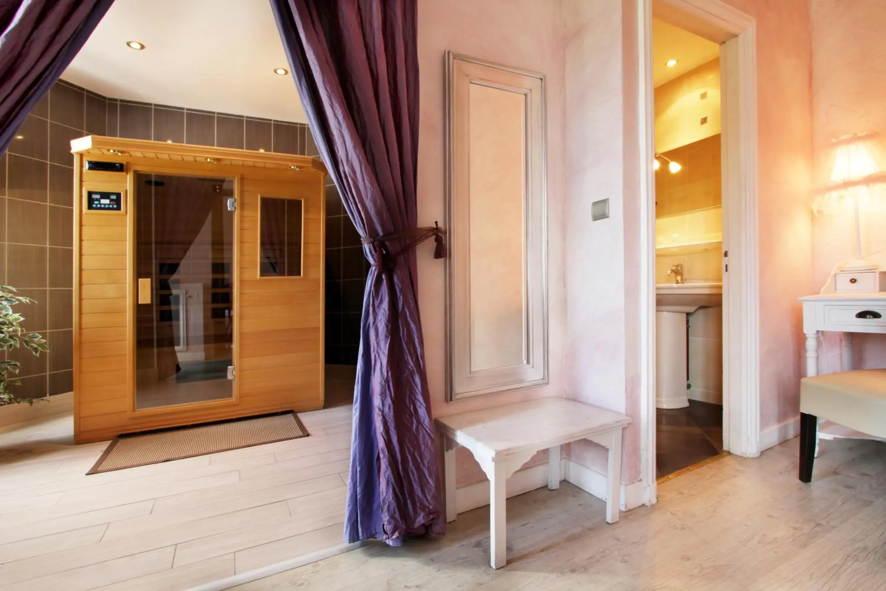 Sauna, Bed in Logis Hotel Des Bains