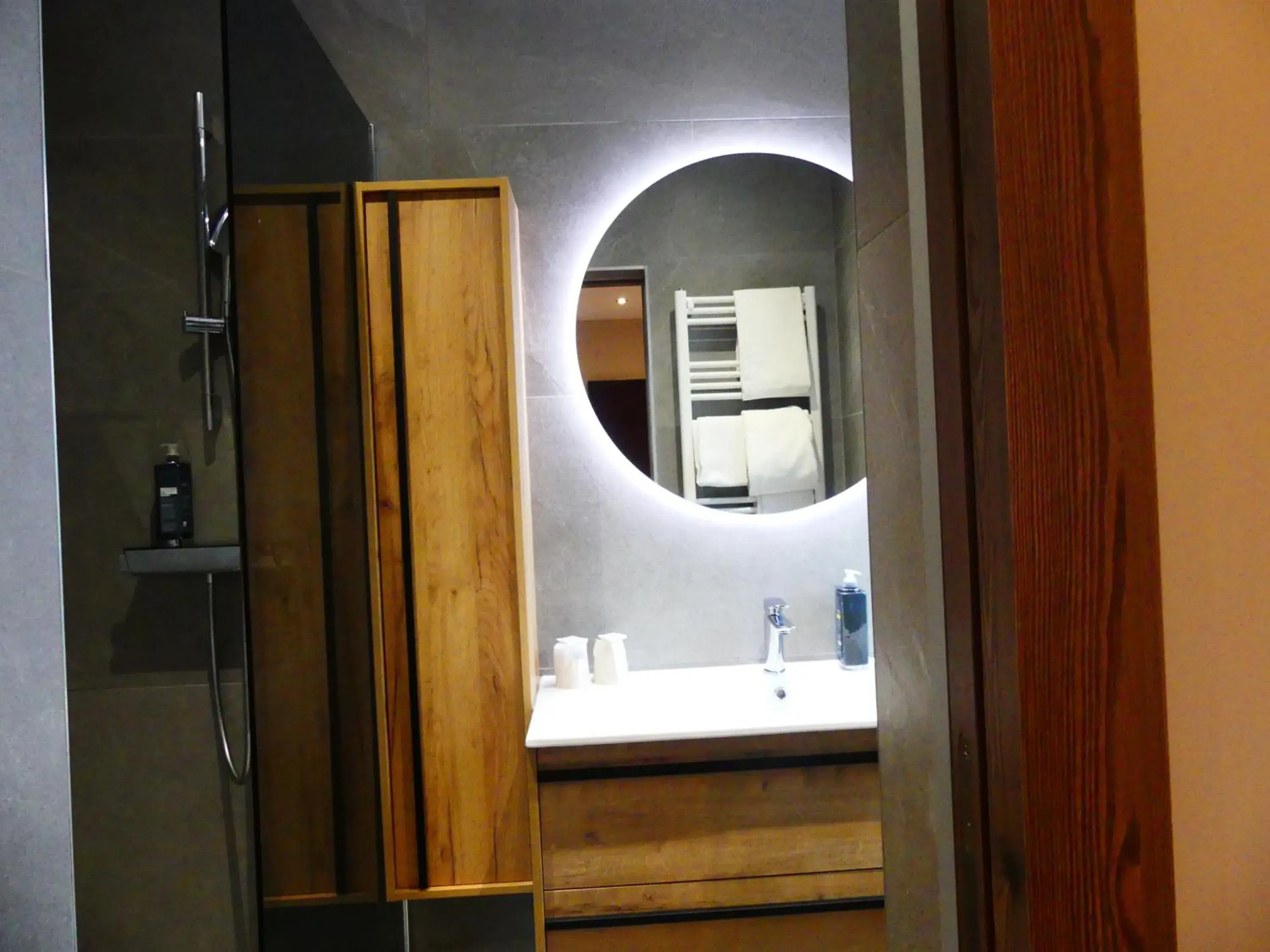 Shower, Bathroom in Logis Hotel Des Bains