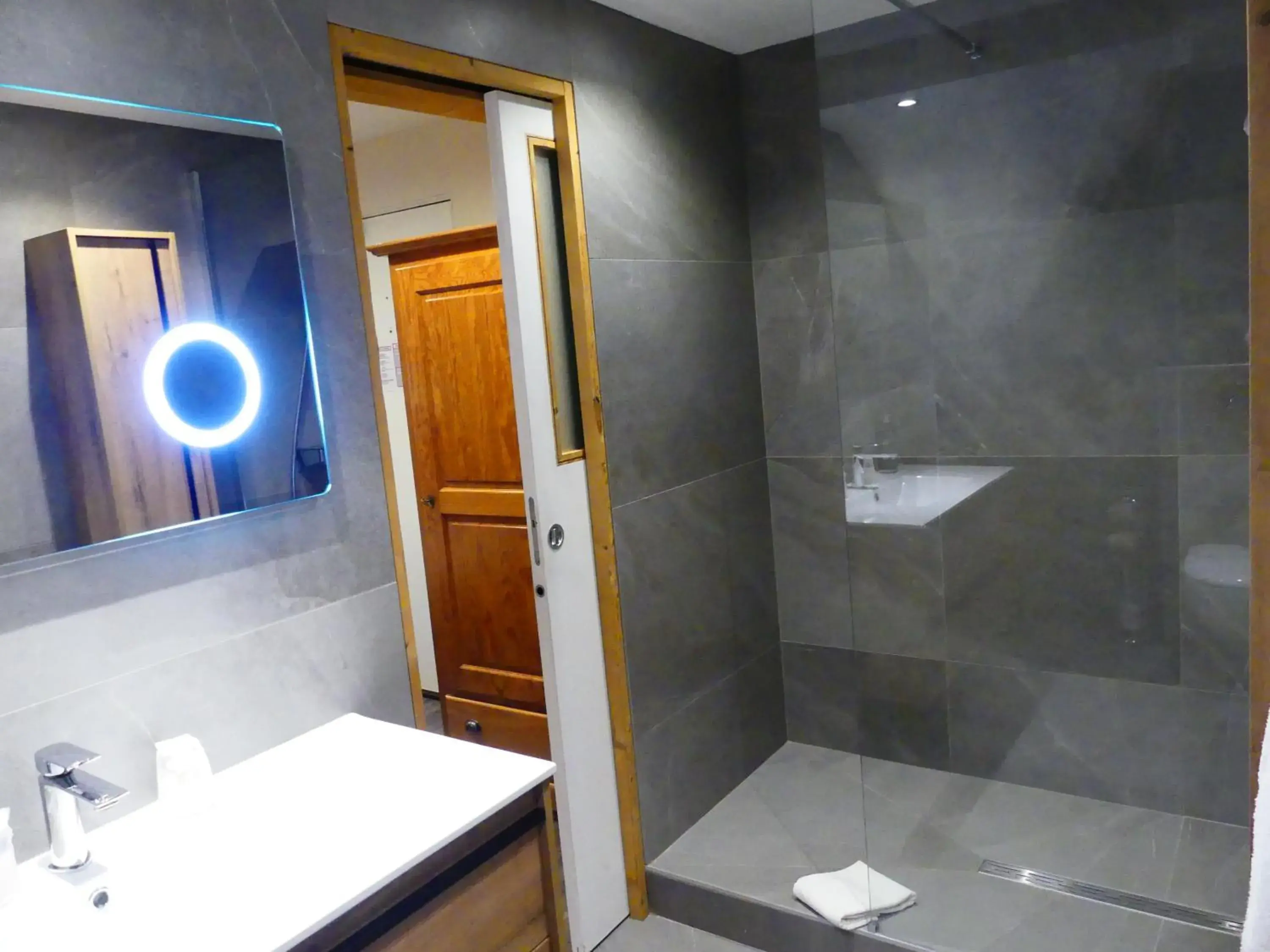 Shower, Bathroom in Logis Hotel Des Bains