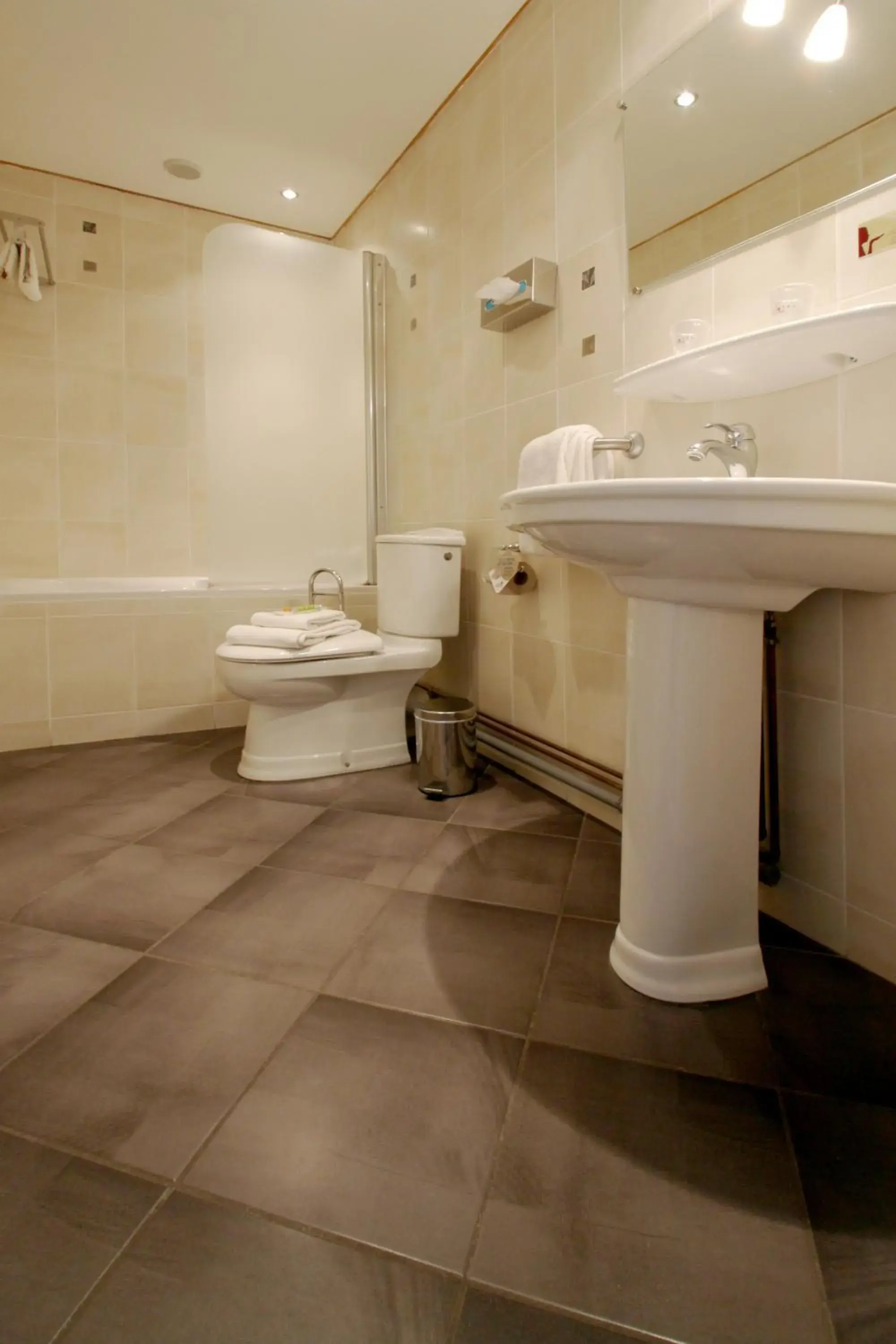 Bathroom in Logis Hotel Des Bains