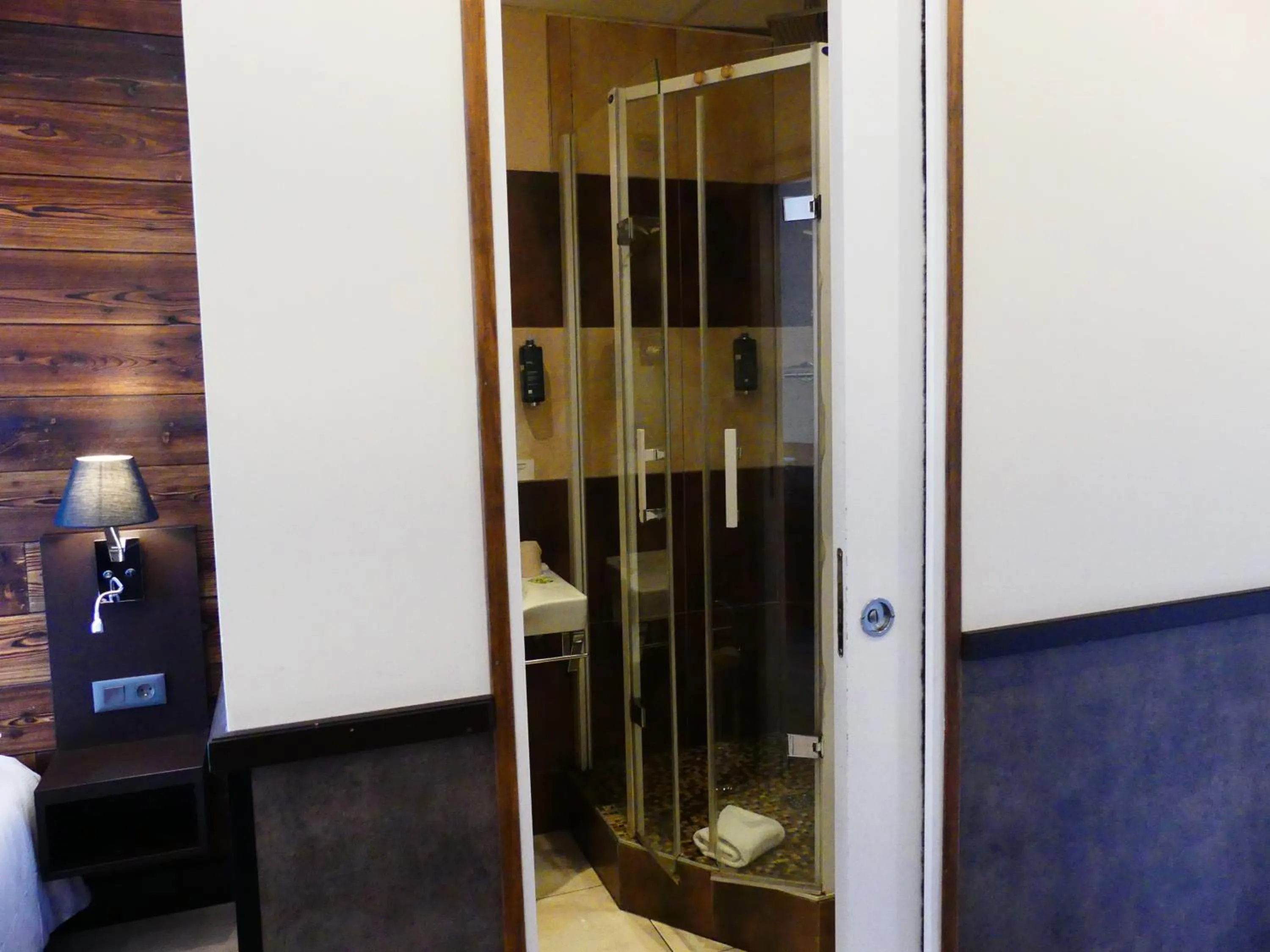 Shower in Logis Hotel Des Bains