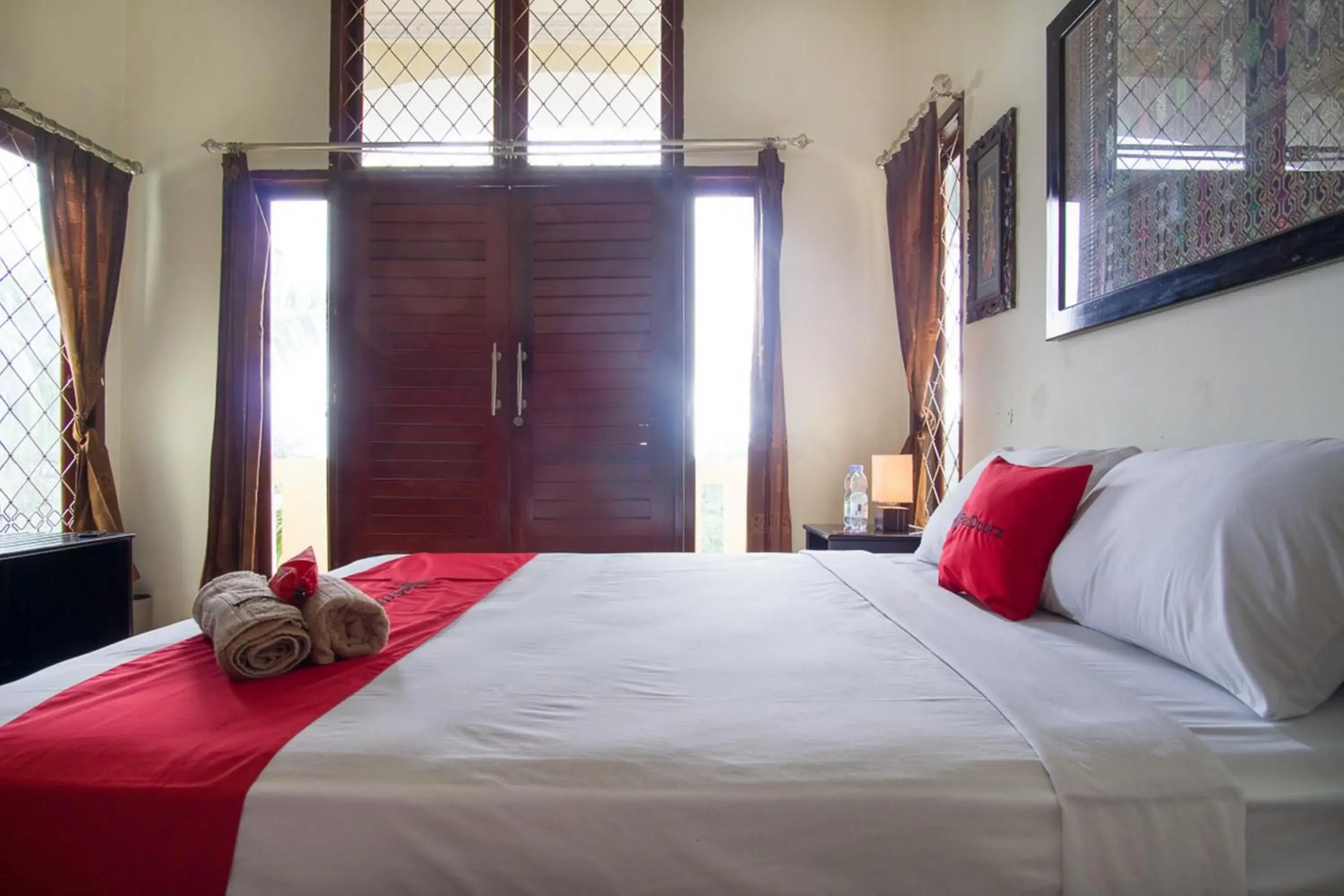 Bed in RedDoorz Syariah near Ngade Lake Ternate Bed in RedDoorz Syariah near Ngade Lake Ternate