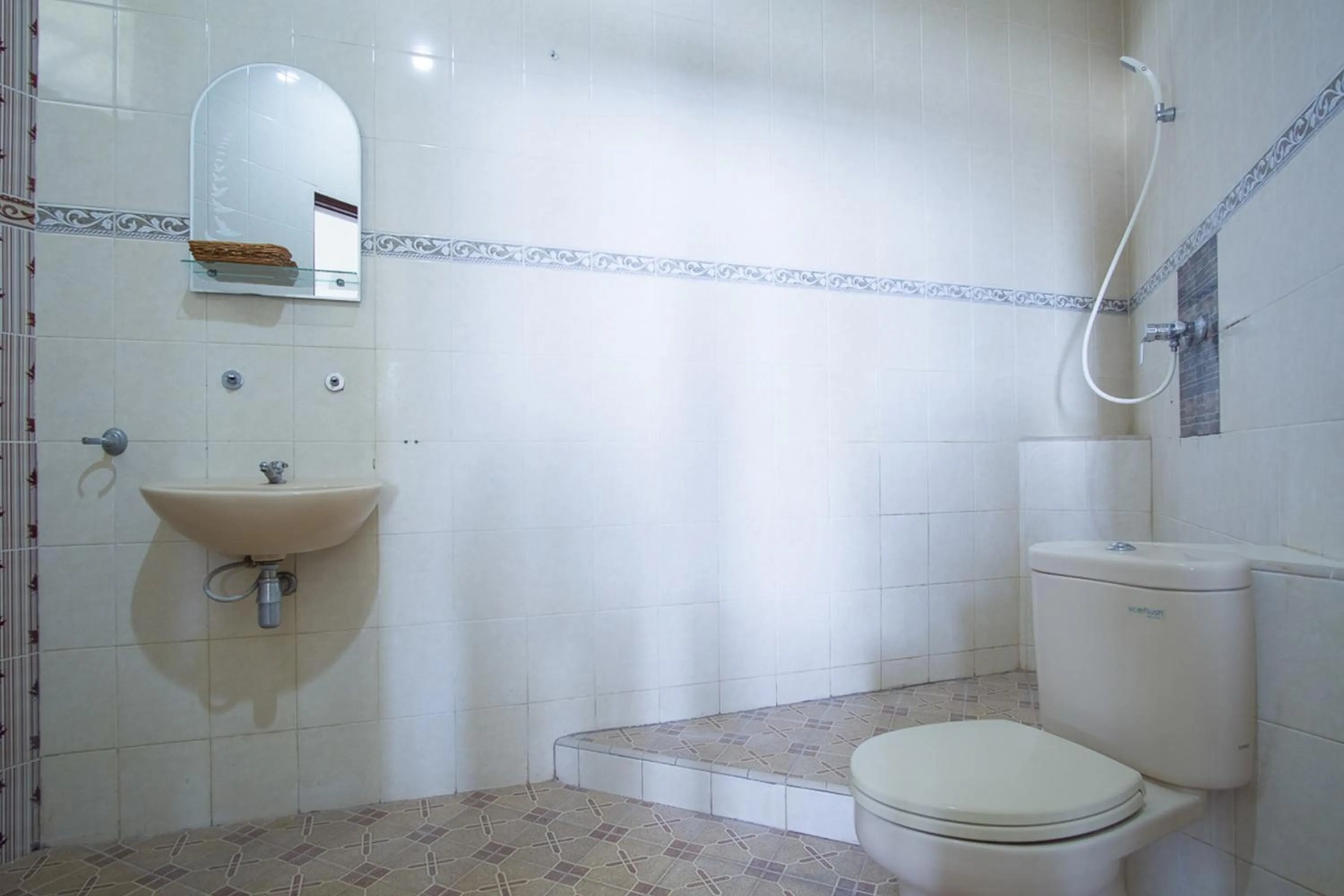 Bathroom in RedDoorz Syariah near Ngade Lake Ternate