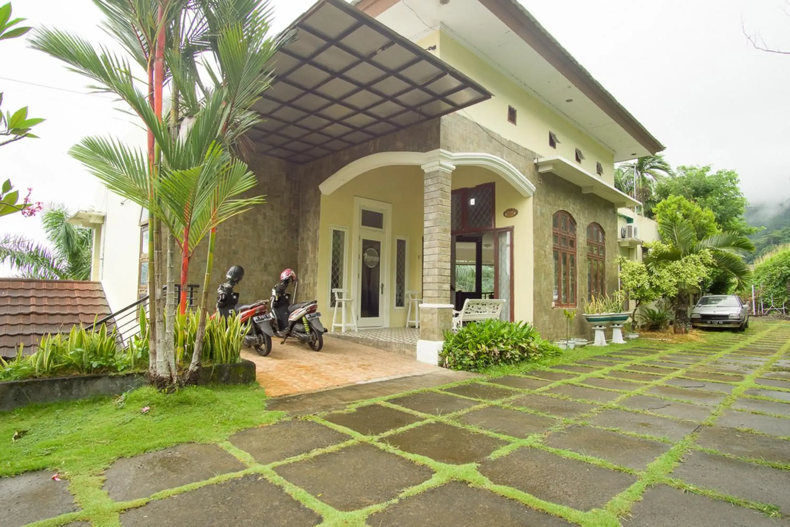 Facade/entrance in RedDoorz Syariah near Ngade Lake Ternate Facade/entrance in RedDoorz Syariah near Ngade Lake Ternate