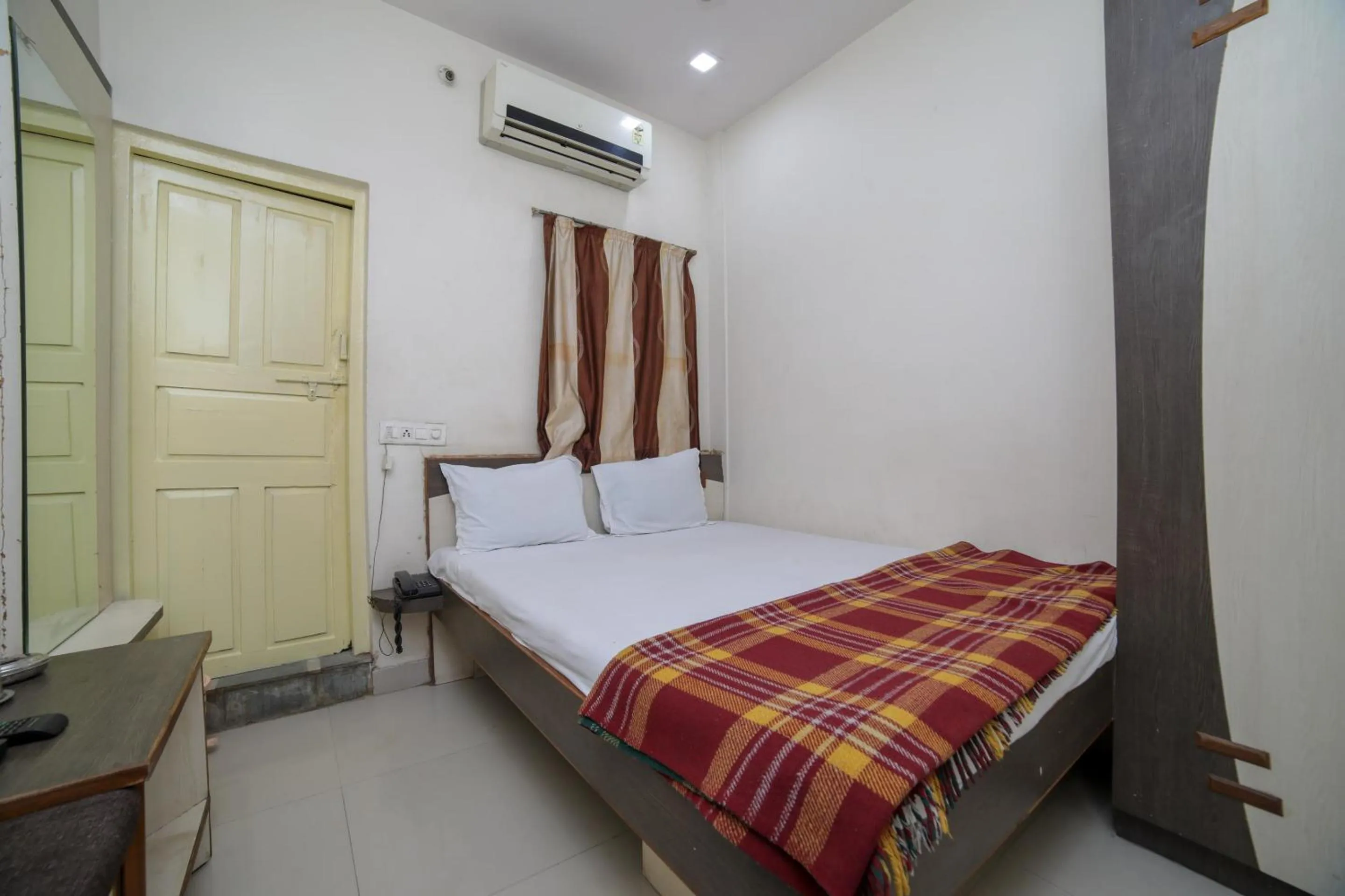 Bedroom, Bed in SPOT ON Shraddha Hotel