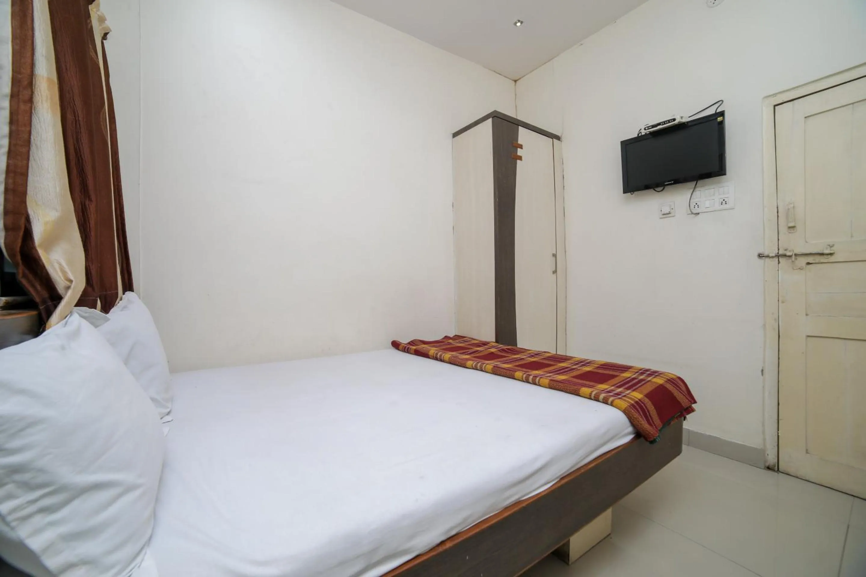 Lobby or reception, Bed in SPOT ON Shraddha Hotel