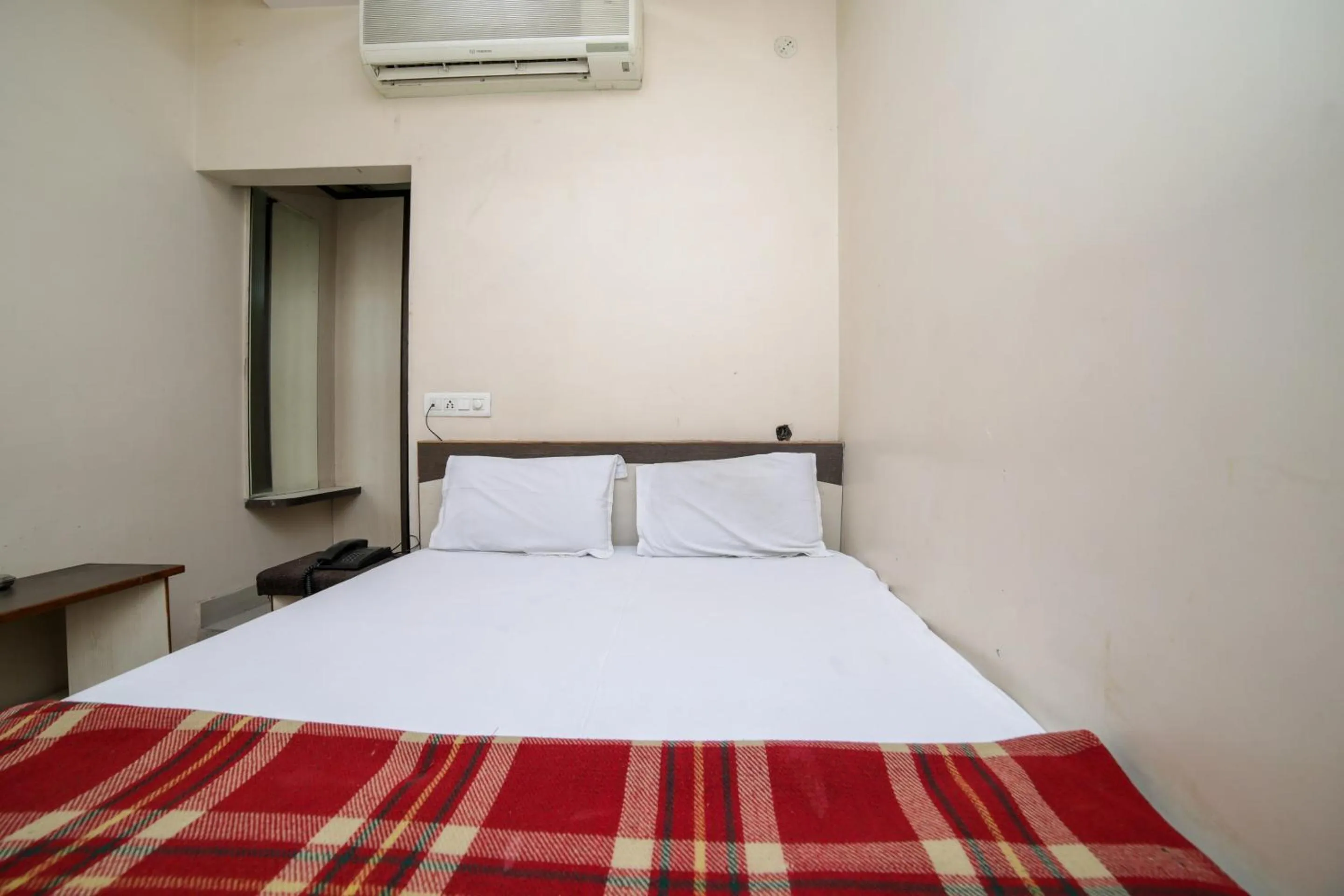Bedroom, Bed in SPOT ON Shraddha Hotel
