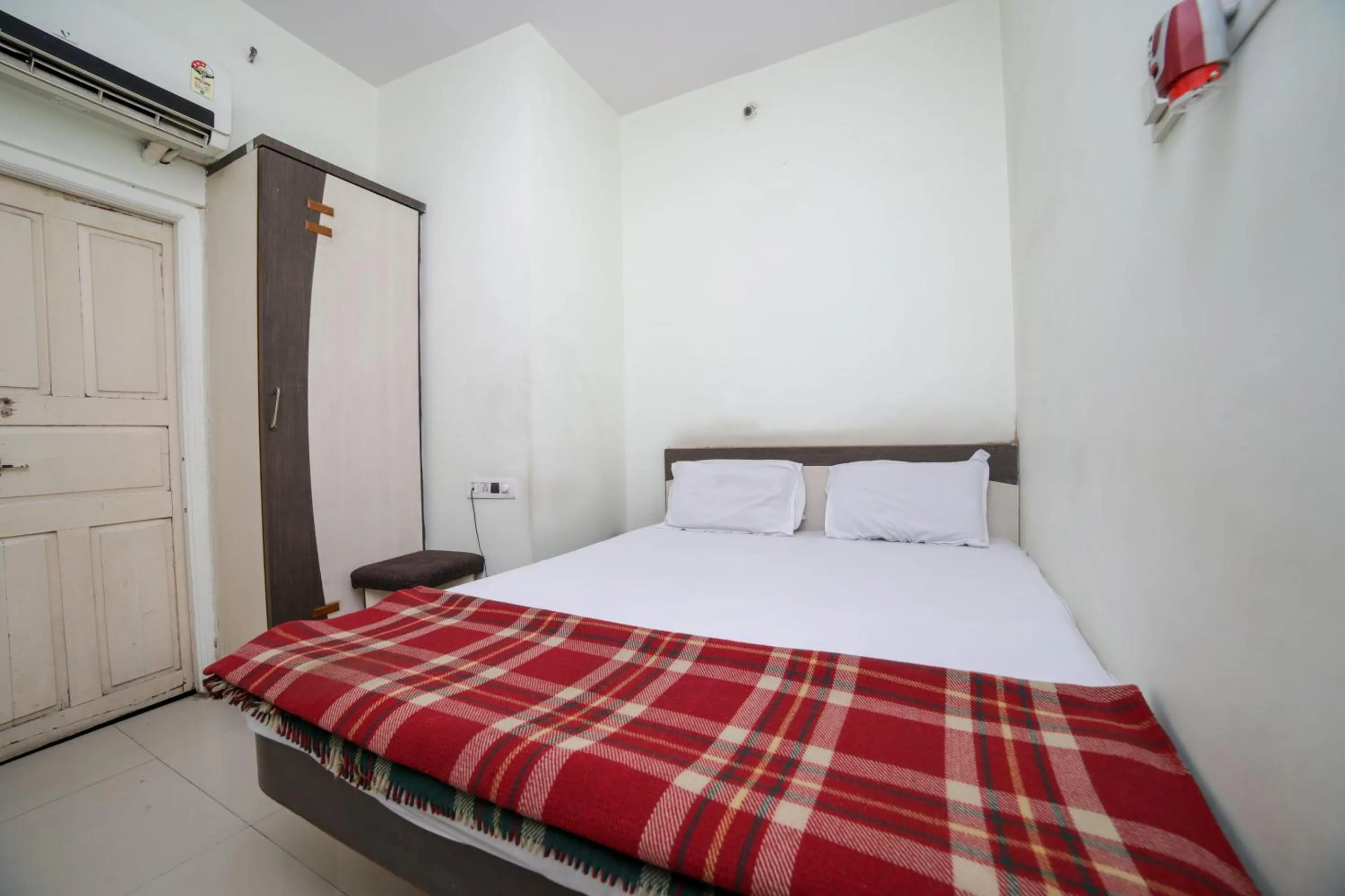 Bedroom, Bed in SPOT ON Shraddha Hotel